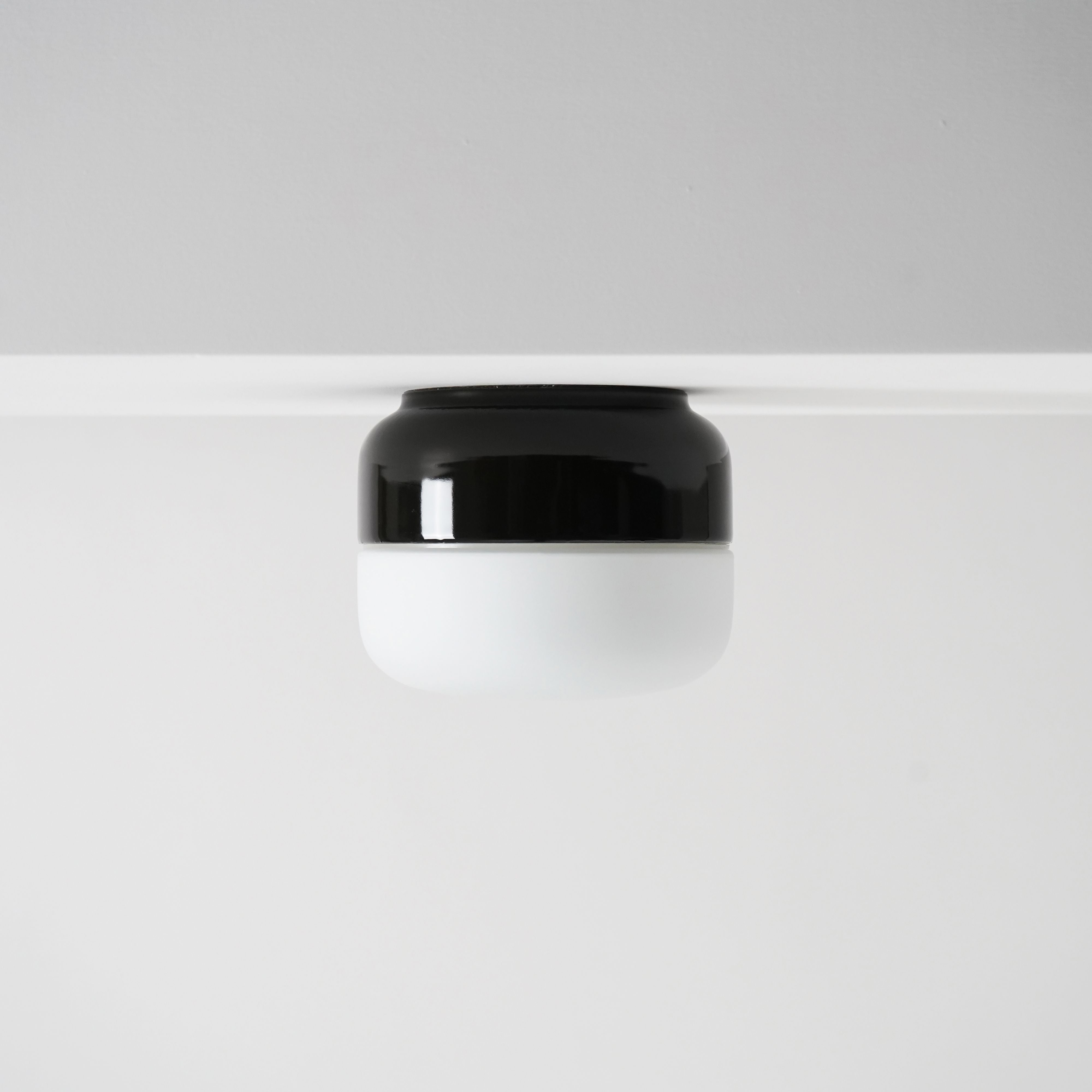 Ohm 140/115 schwarz Decke | Ifö Electric