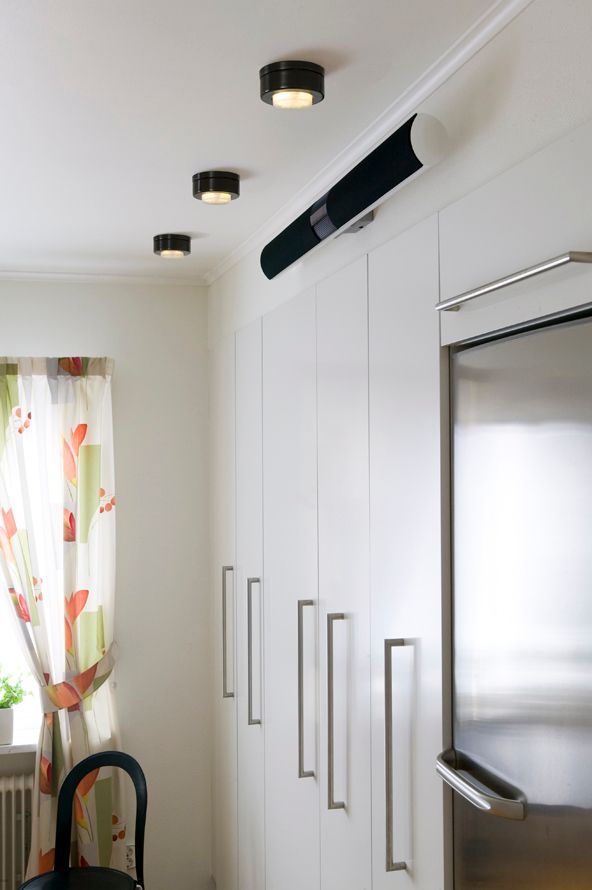 Drei Cool low Wand-/ Deckenleuchte – Porzellanleuchte GX53 IP23 schwarz | Ifö Electric an Decke vor Küchenschränken montiert