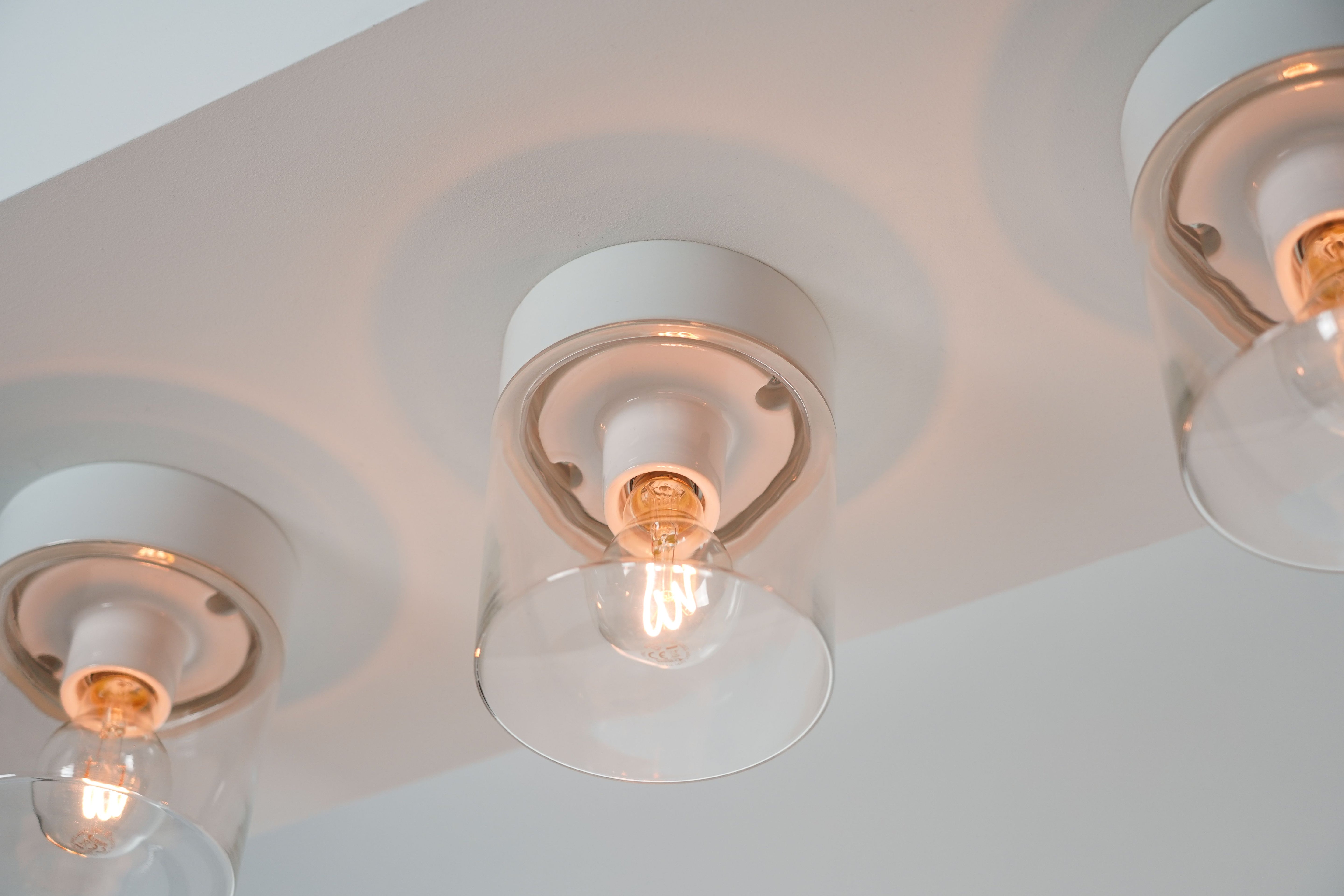 Drei Opus 120/200 Porzellan Wand-/Deckenleuchte E27 weiss Klarglas nebeneinander | Ifö Electric