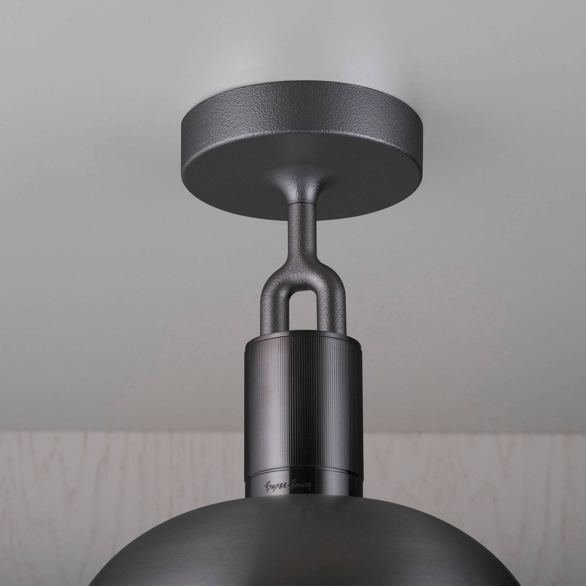 Buster + Punch Forked Deckenleuchte, Gun Metal mit Linear-Rändelung und Metallschirm im Detail
