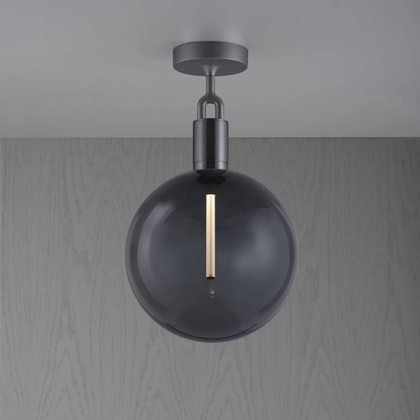 Buster + Punch Forked Deckenleuchte Gross in Gun Metal mit Rauchglas-Glocke