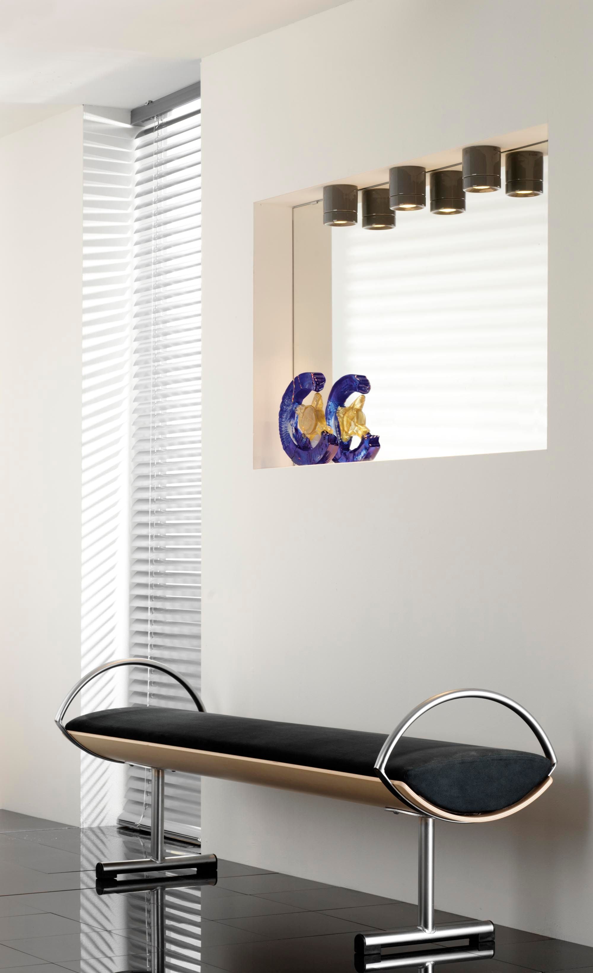 Drei Deckenlampen Light On Downlight IP44, GU10 grau | Ifö Electric über Spiegel montiert