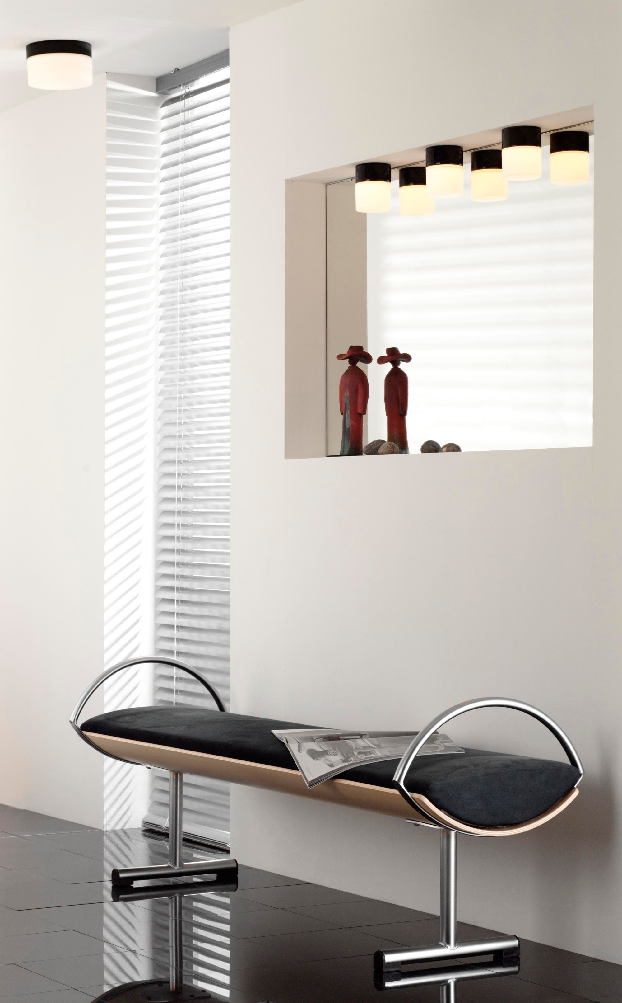 Drei Opus 100/125 Led Porzellan Wand-/Deckenleuchte 2700K schwarz matt opal horizontal über Waschbecken montiert | Ifö Electric
