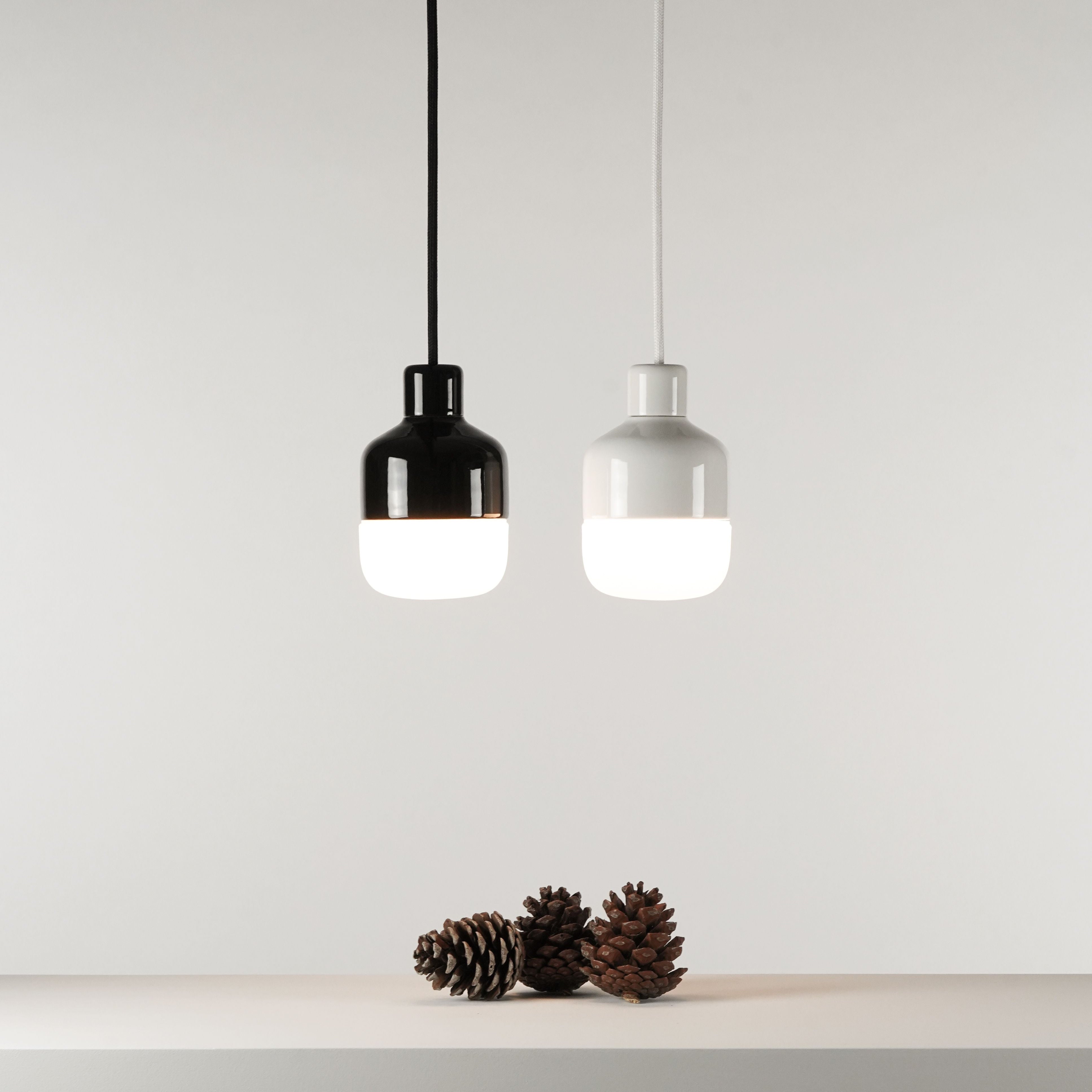 Ohm 100/155 Pendelleuchte schwarz matt opal | Ifö Electric