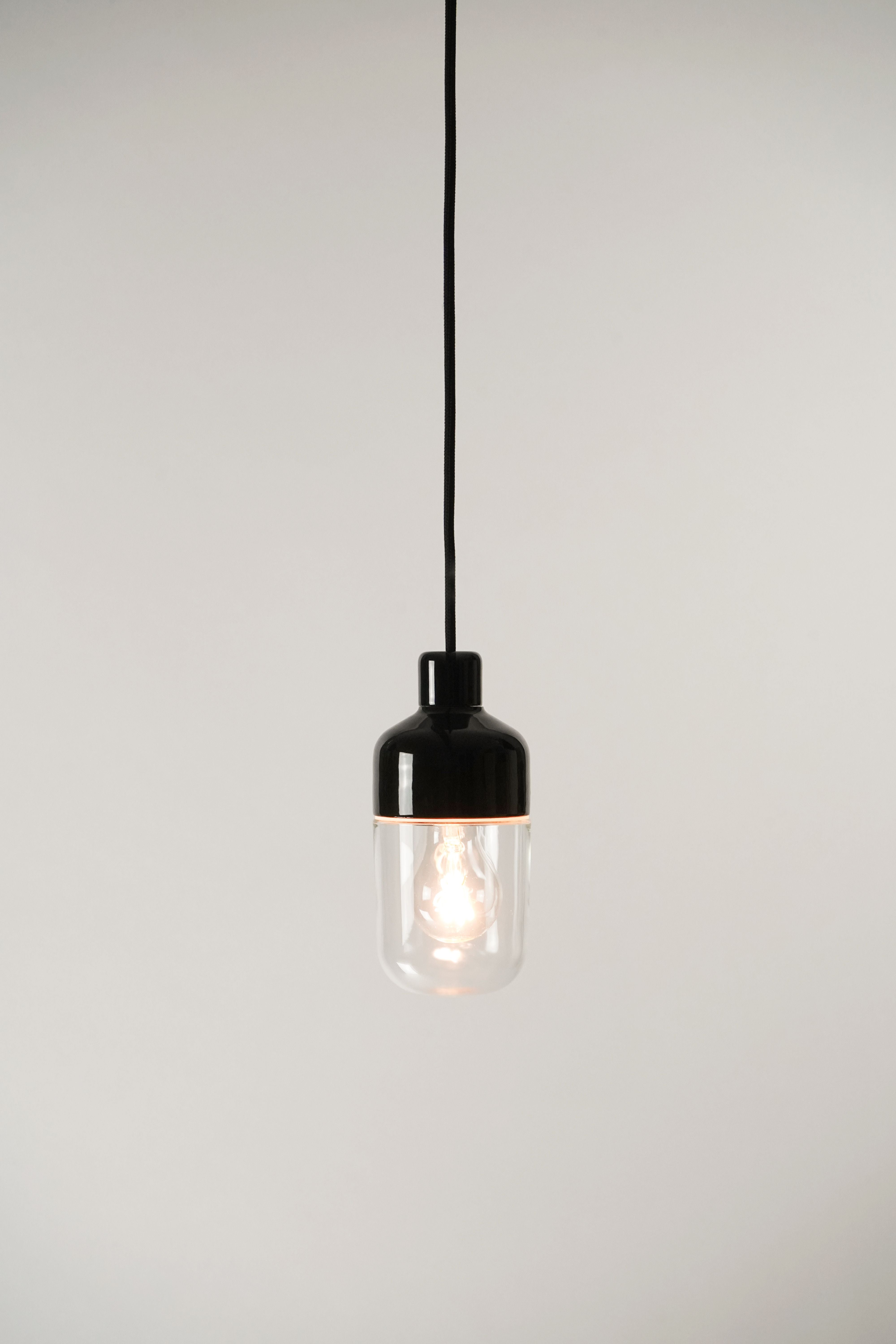 Ohm Pendelleuchte Porzellan 100/215 schwarz Klarglas | Ifö Electric