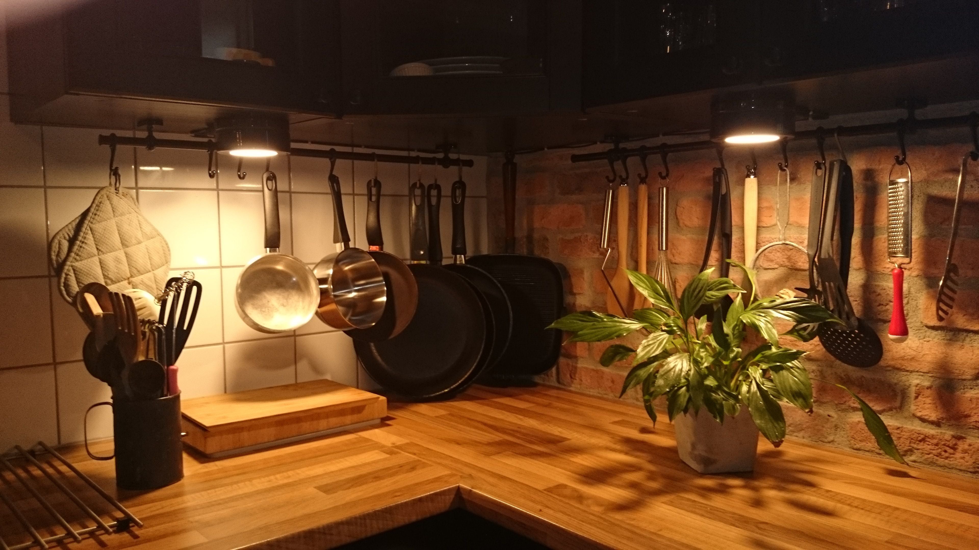 Zwei Cool low Wand-/ Deckenleuchte – Porzellanleuchte GX53 IP23 grau | Ifö Electric über Küchentresen montiert