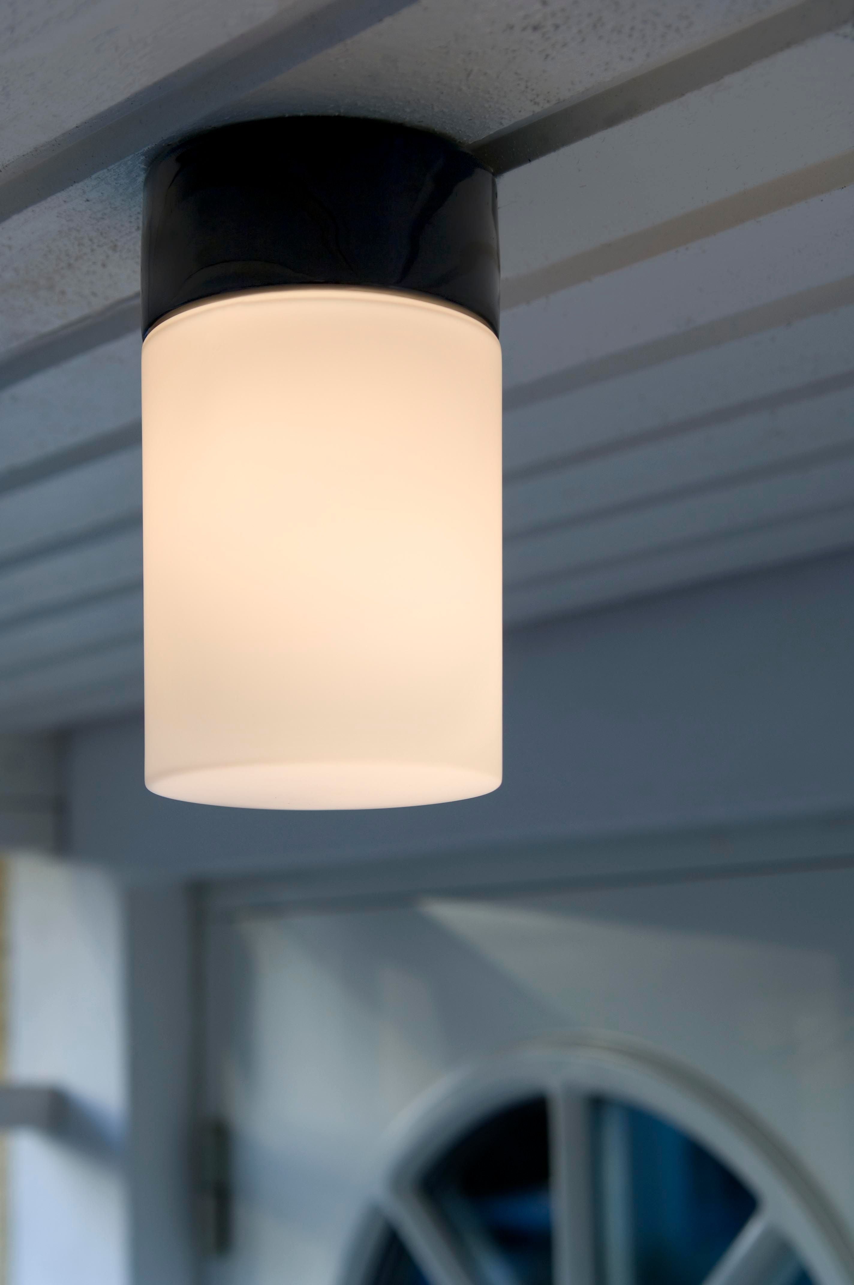 Opus 100/175 Led Porzellan Wand-/Deckenleuchte 3000K schwarz matt opal an Verandadecke | Ifö Electric