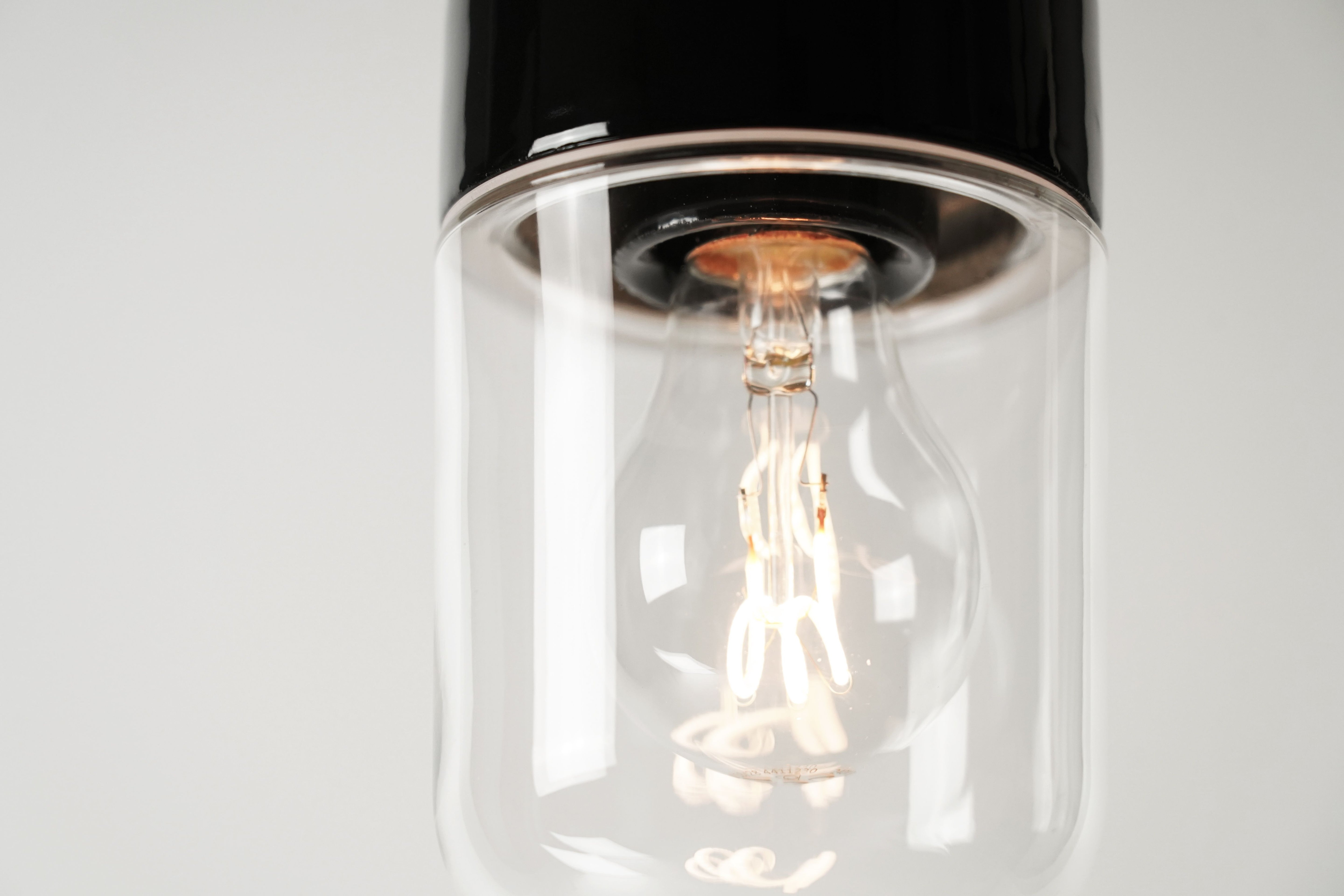 Ohm Pendelleuchte Porzellan 100/215 schwarz Klarglas | Ifö Electric