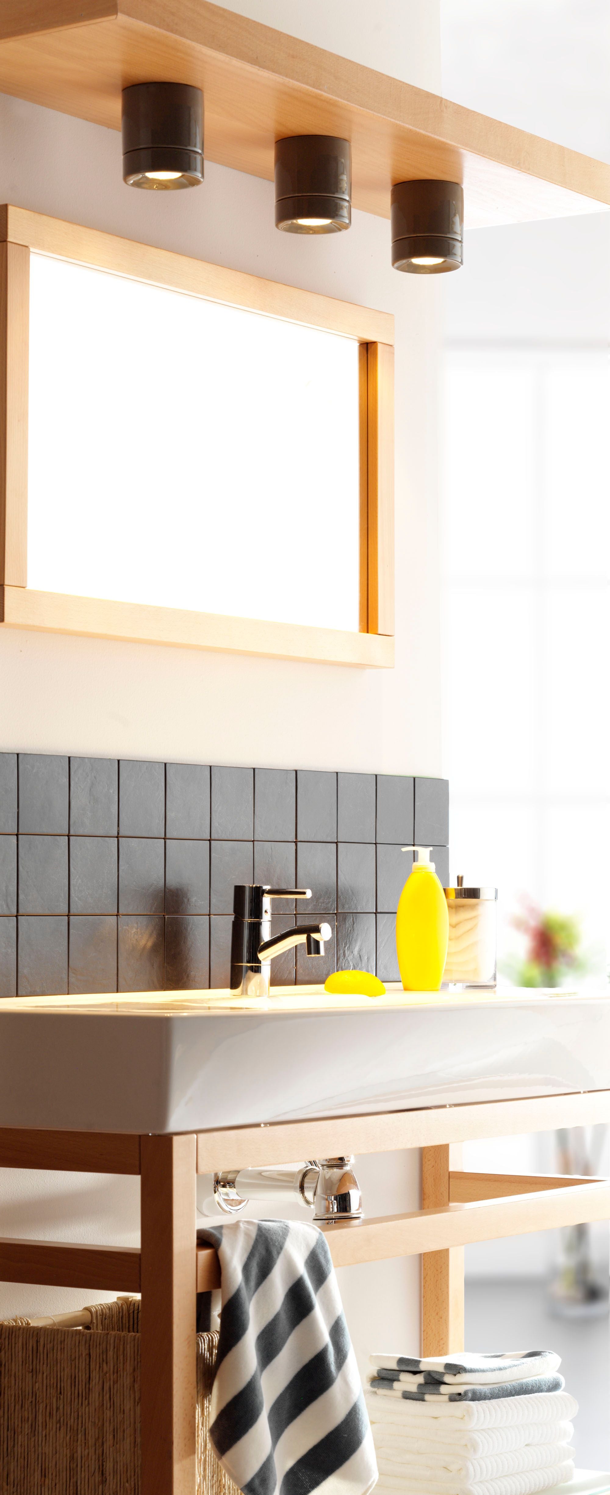Drei Deckenleuchten Light On Downlight IP23 | Ifö Electric über Waschtrog montiert
