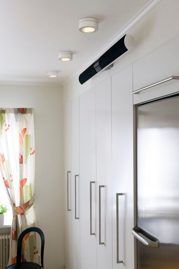 Drei Cool low Wand-/ Deckenleuchte – Porzellanleuchte GX53 IP23 weiss | Ifö Electric an Decke vor Küchenschränken montiert