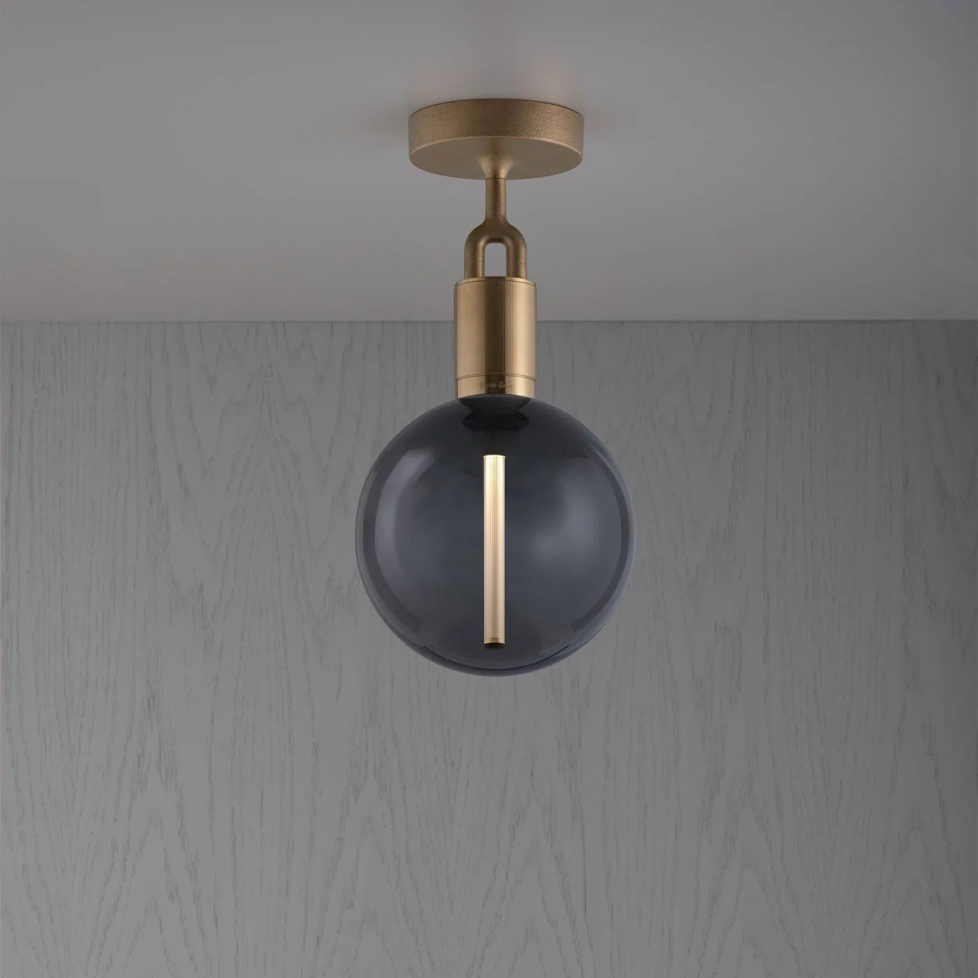 Buster + Punch Forked Deckenleuchte in Messing mit Rauchglas-Globus