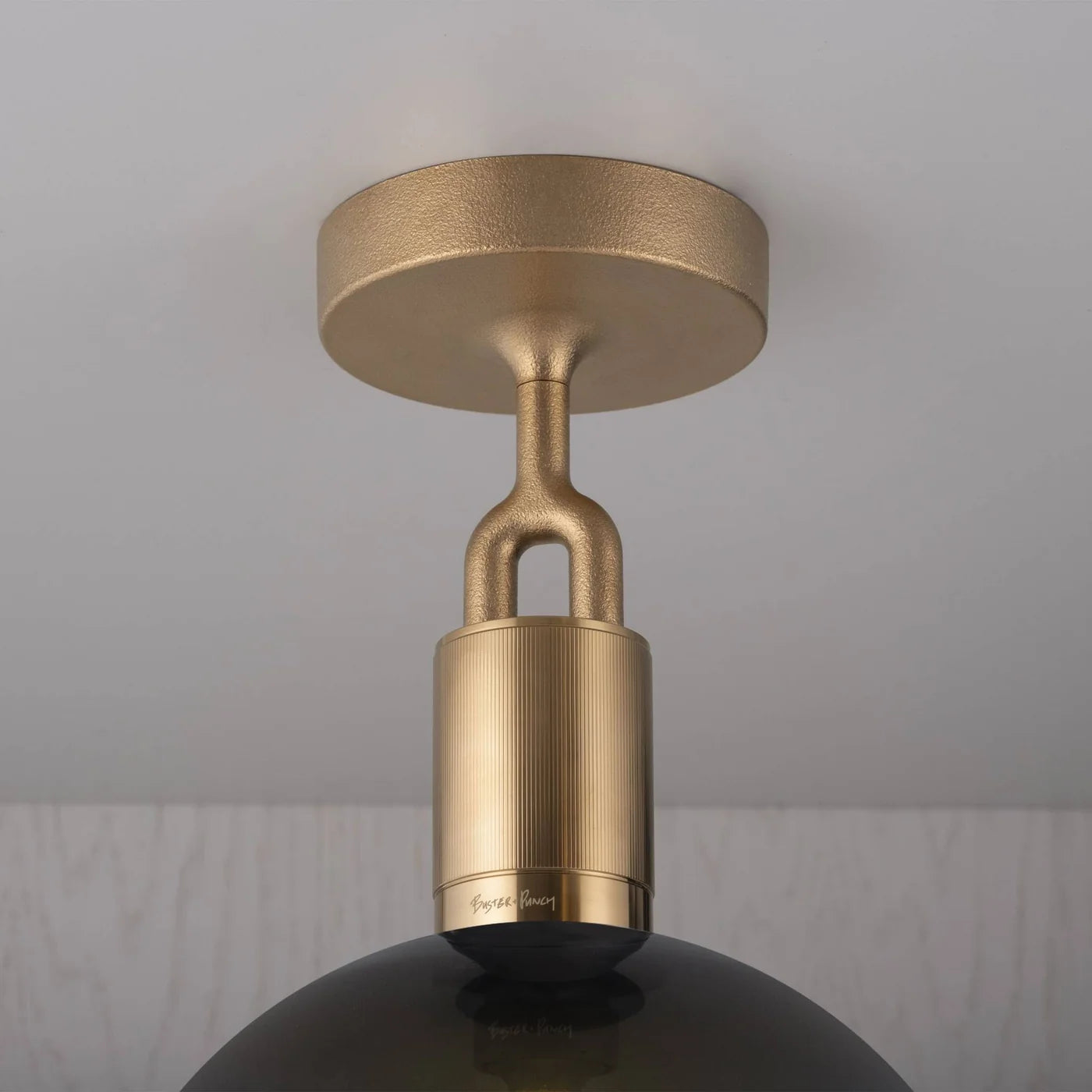 Buster + Punch Forked Deckenleuchte in Messing mit Rauchglas-Globus