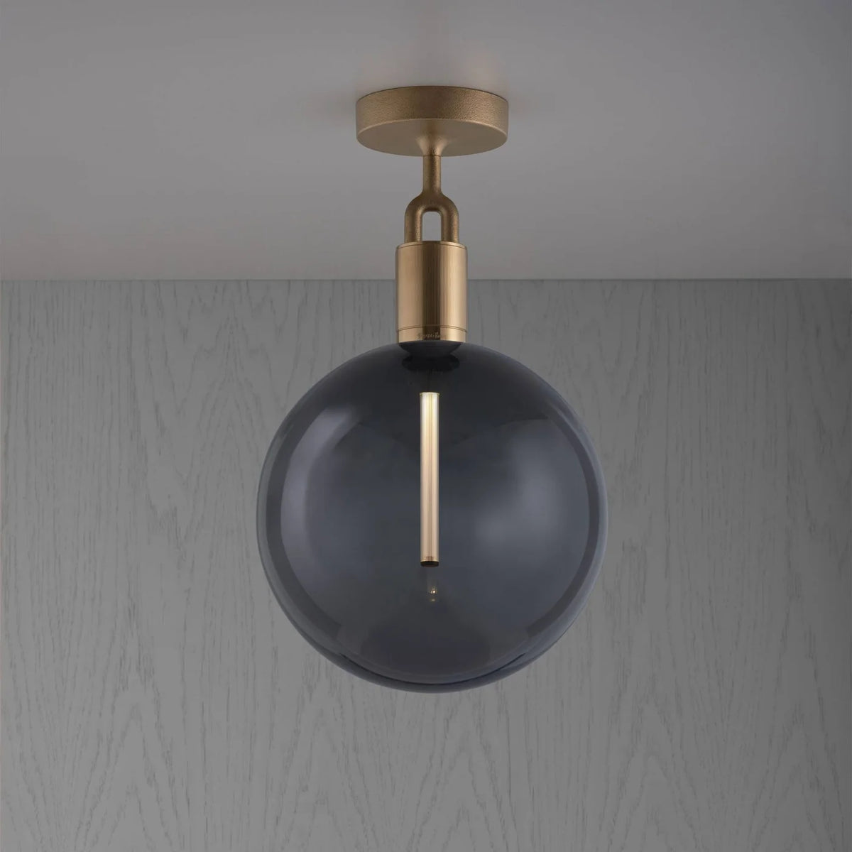 Buster + Punch Forked Deckenleuchte Gross in Messing mit Rauchglas-Glocke