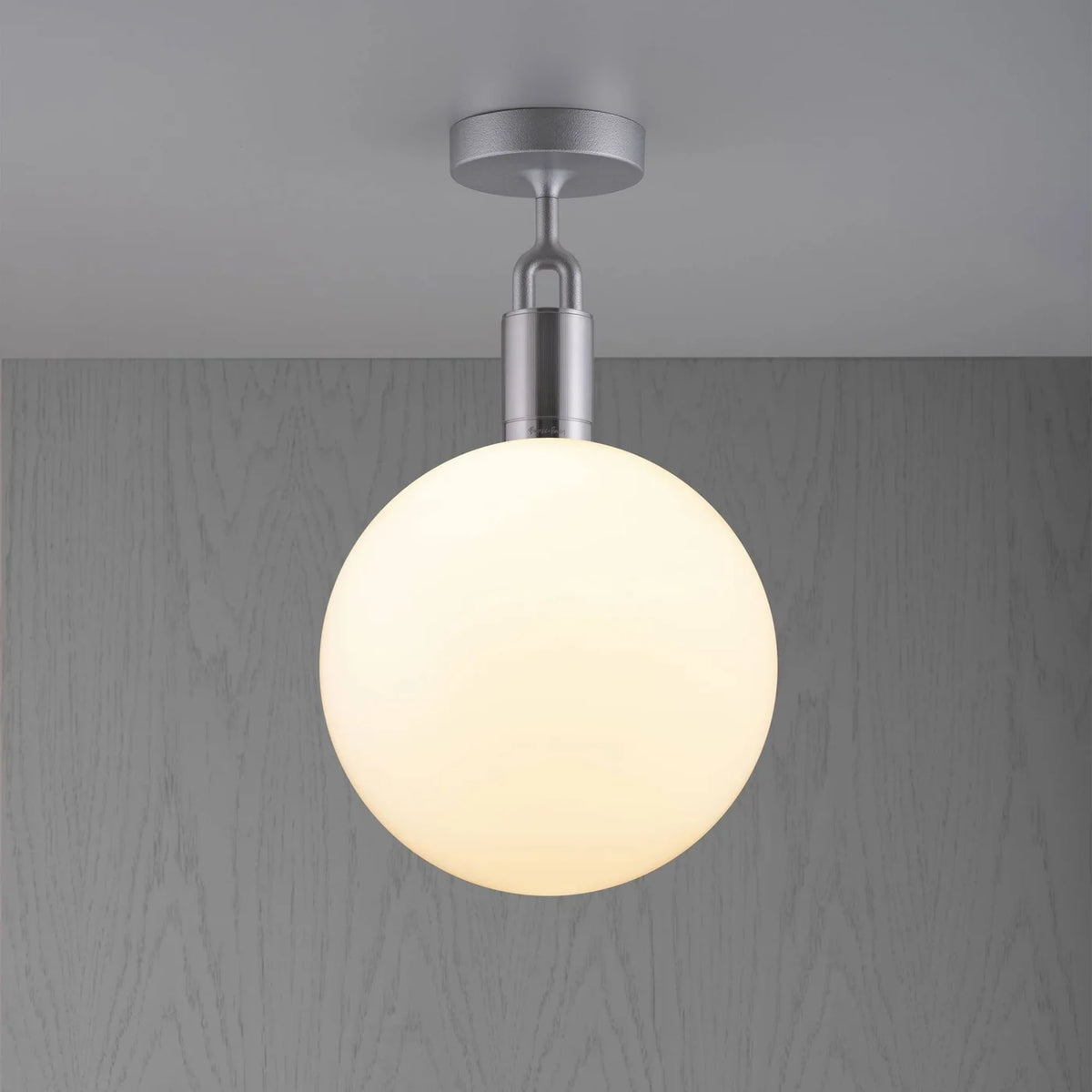Buster + Punch Forked Deckenleuchte Gross in Stahl mit Opalglas-Glocke