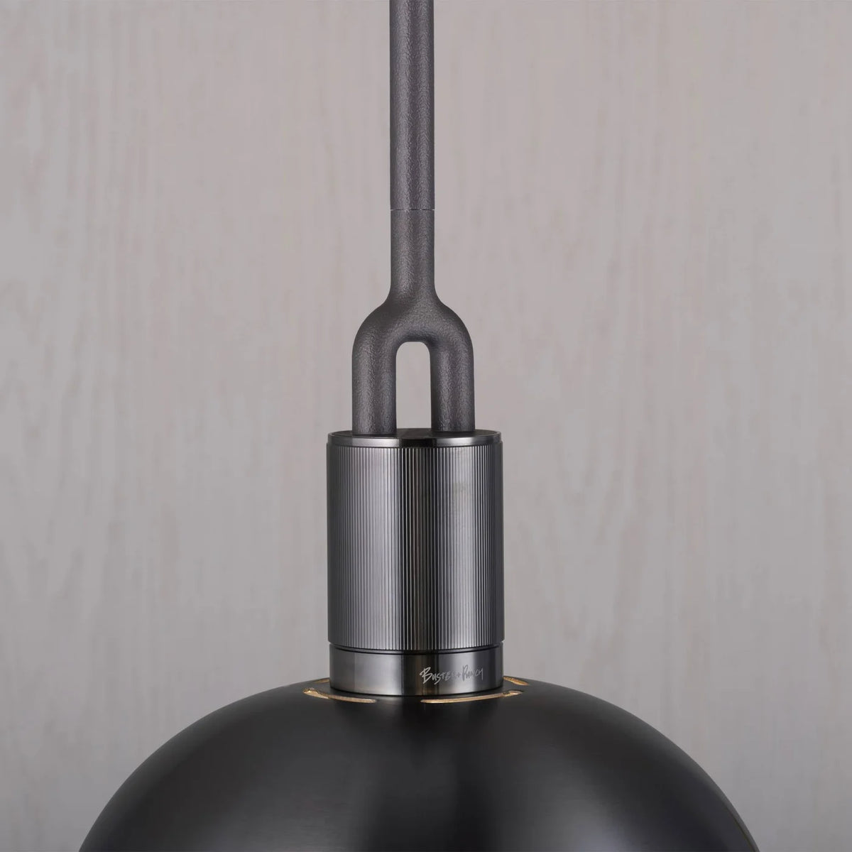 Buster + Punch Forked Pendant Medium in Gun Metal mit Rauchglas-Globus und Metallschirm