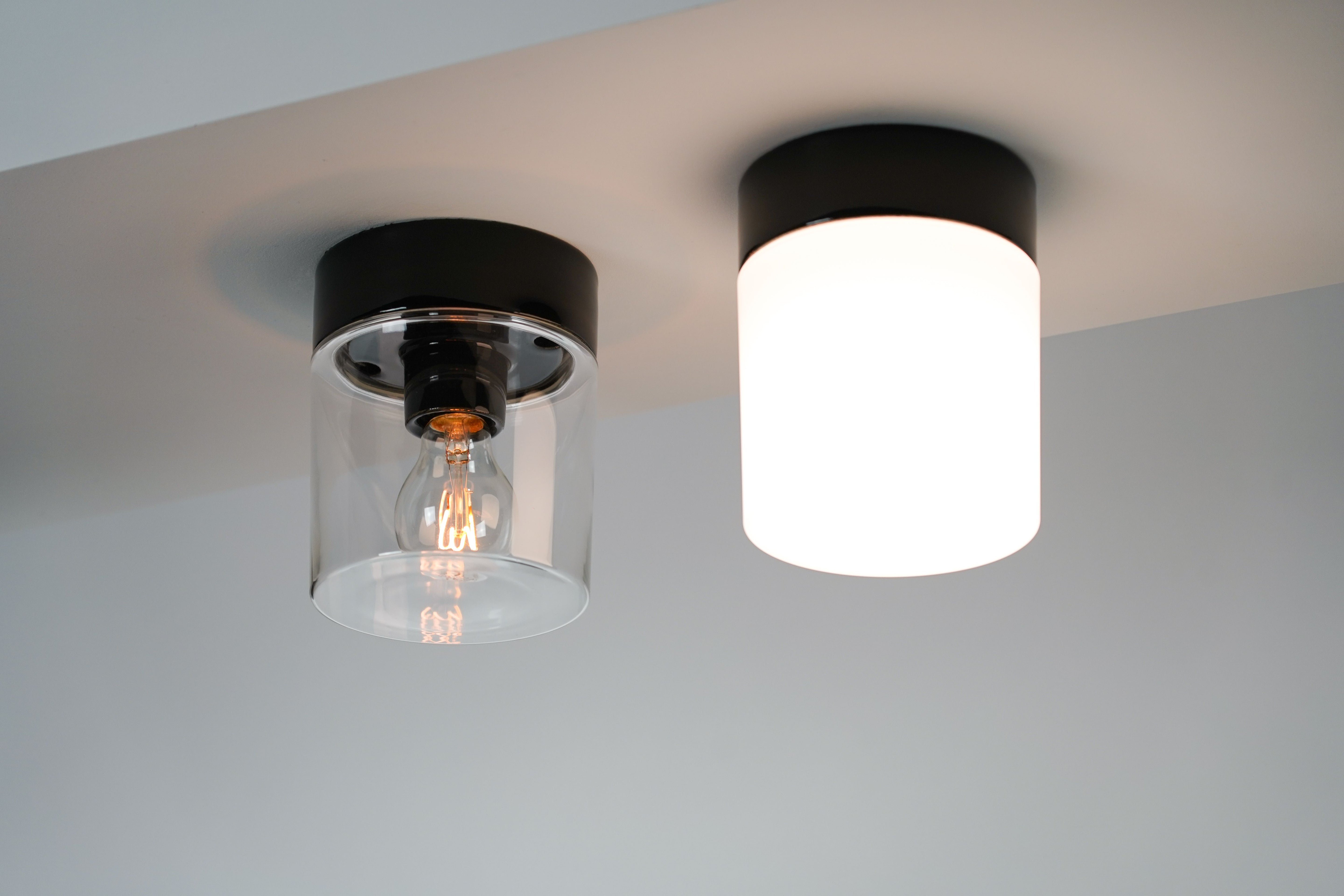 Opus 140/170 Led Porzellan Wand-/Deckenleuchte 3000K schwarz matt opal und klar an Decke montiert | Ifö Electric