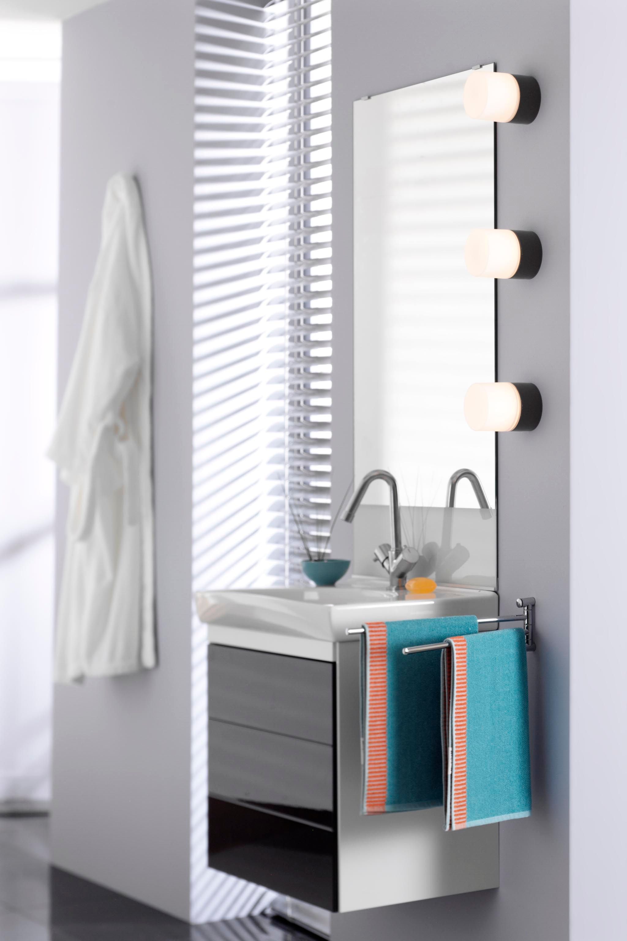 Drei Opus 100/125 Led Porzellan Wand-/Deckenleuchte 2700K schwarz matt opal neben Spiegel montiert | Ifö Electric