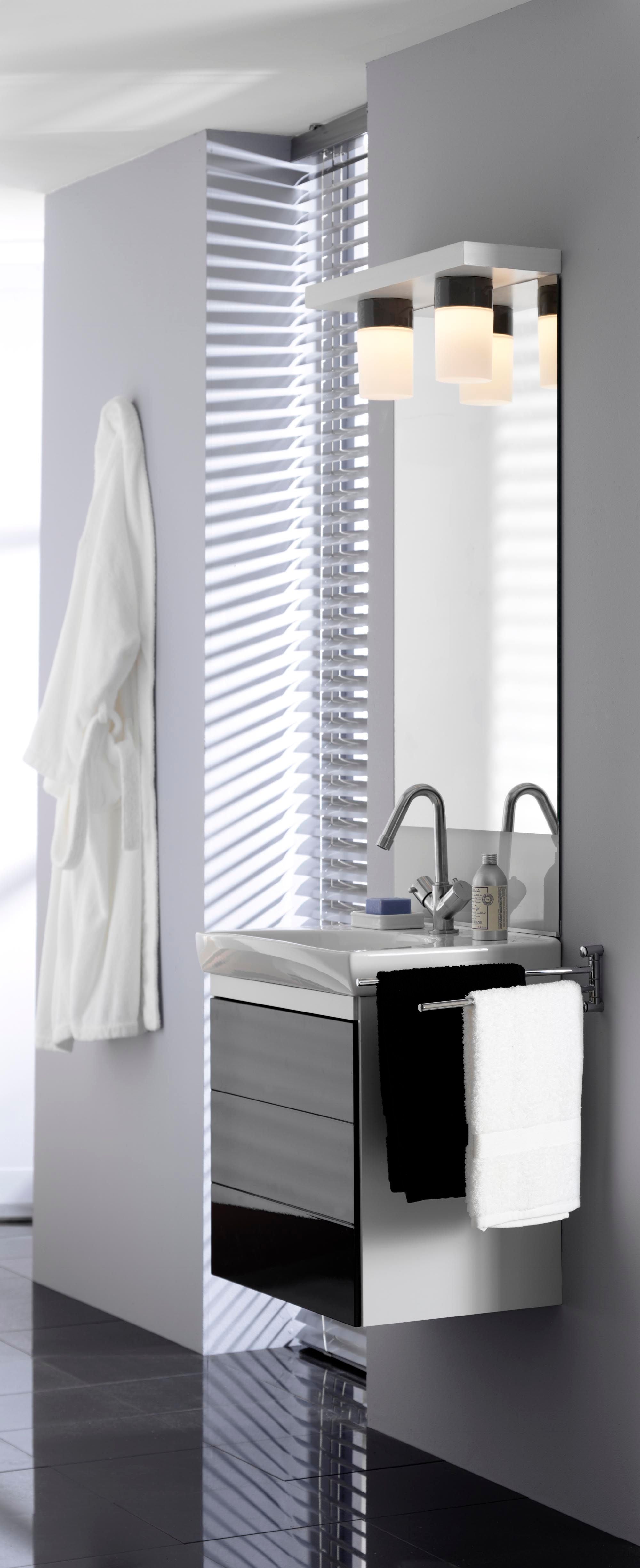 Zwei Opus 100/125 Led Porzellan Wand-/Deckenleuchte 3000K grau matt opal senkrecht vor Spiegel montiert| Ifö Electric