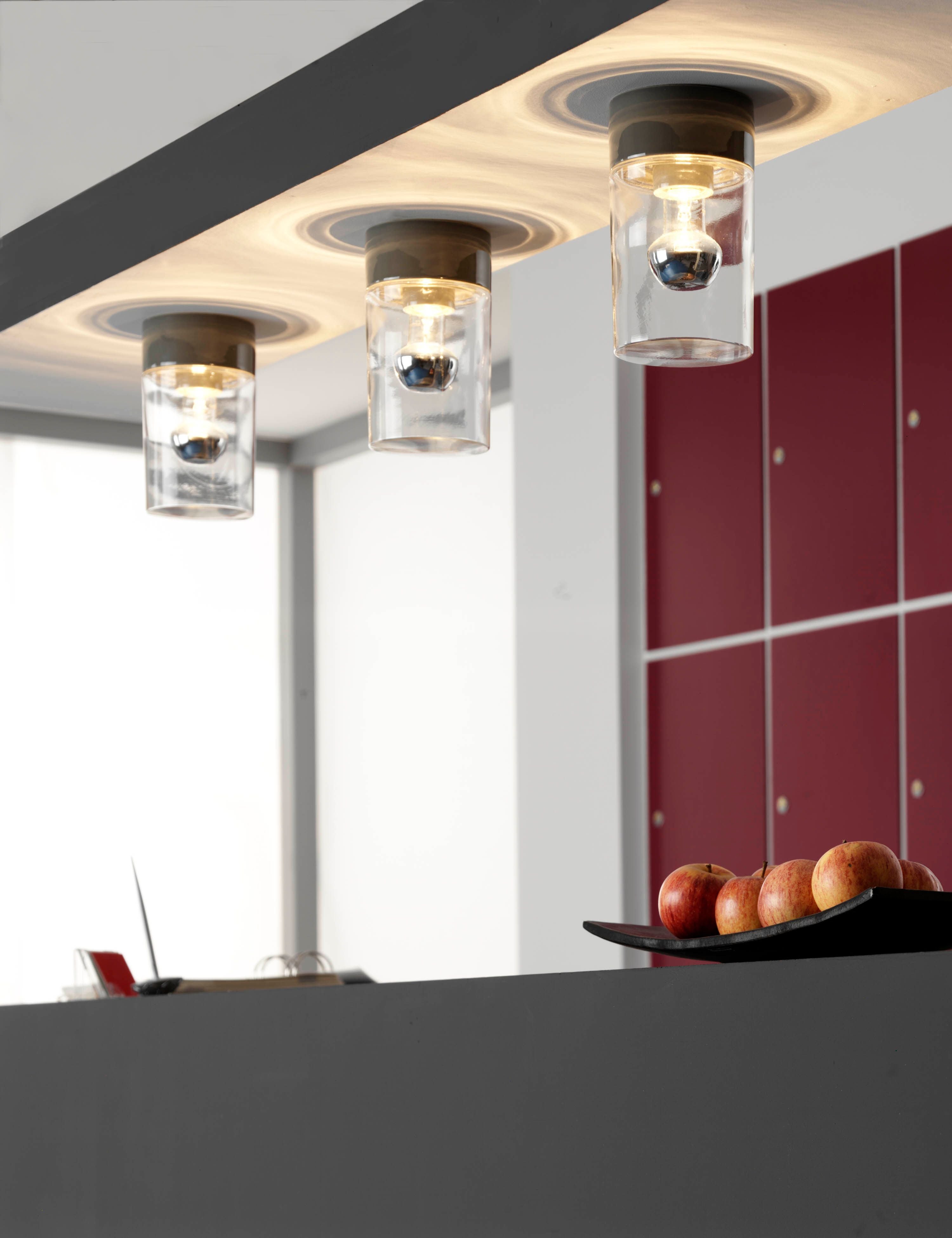 Drei Opus 120/200 Porzellan Wand-/Deckenleuchte E27 grau Klarglas über Esstisch montiert | Ifö Electric