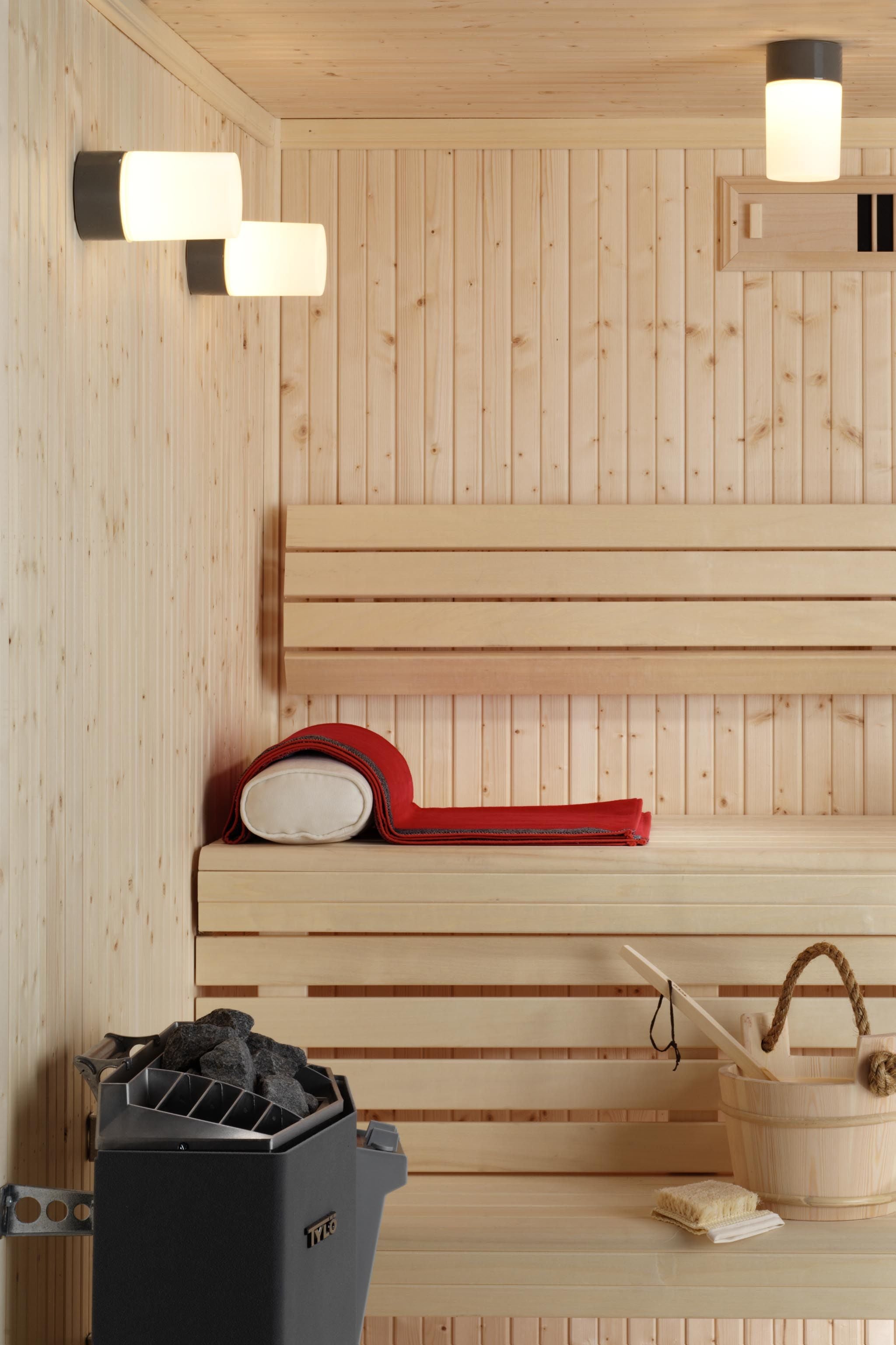 Mehrere graue Opus 100/175 Sauna E27 Wand-/Deckenleuchte – Porzellanleuchten IP44 | Ifö Electric in Sauna montiert