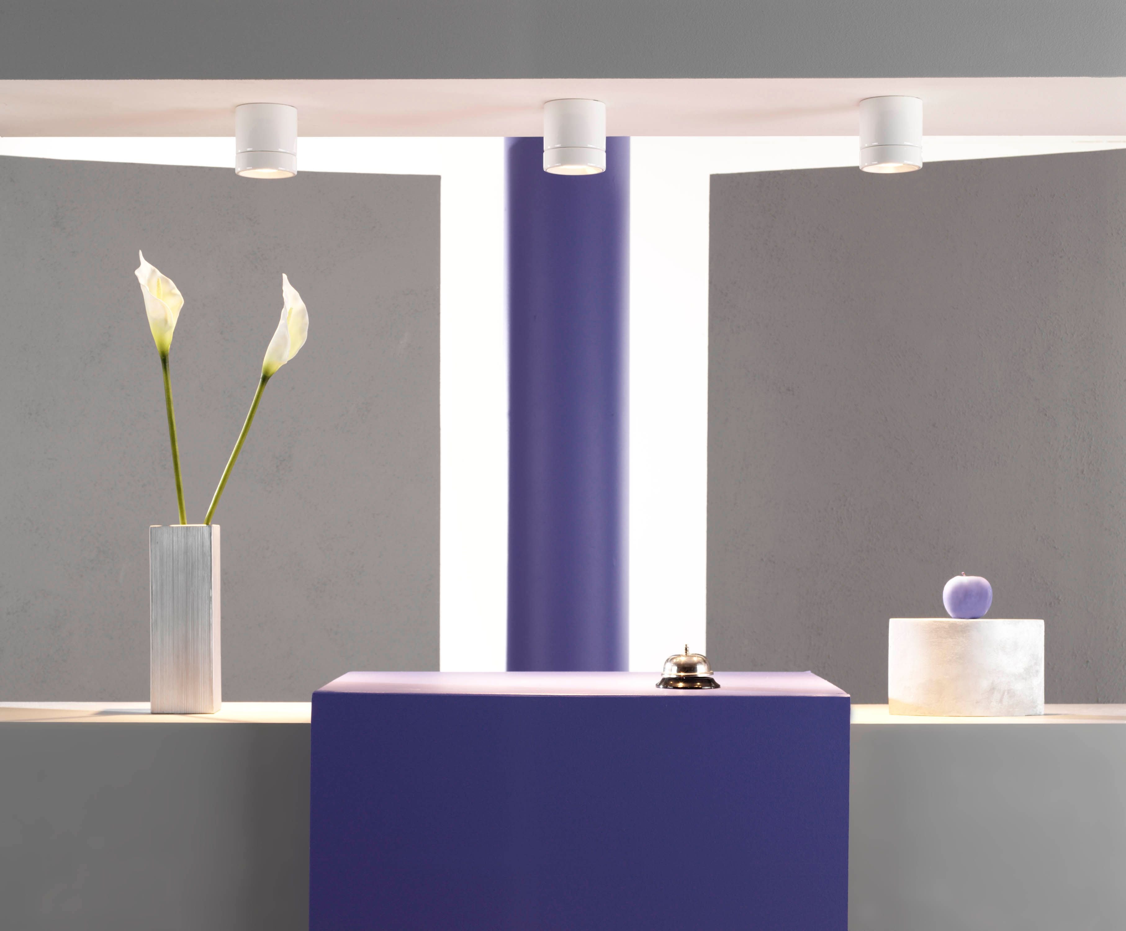 Drei Deckenleuchten Light On Downlight IP23 weiss | Ifö Electric über Tresen montiert