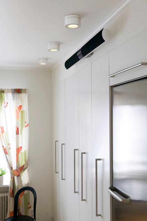 Drei Cool high Wand-/ Deckenleuchte – Porzellanleuchte GX53 IP44 weiss | Ifö Electric an Decke vor Küchenschränken montiert