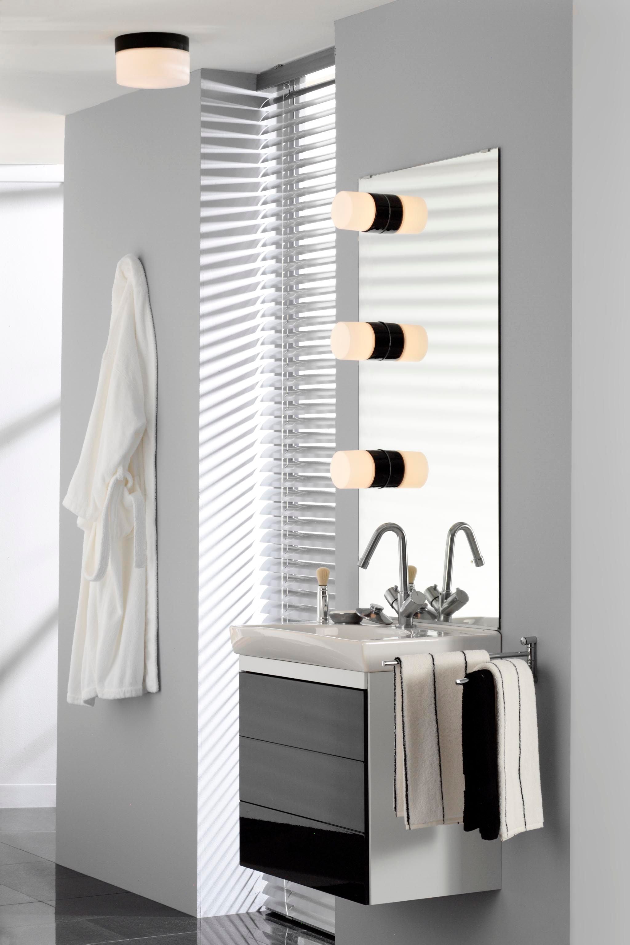 Drei Opus 100/125 Porzellan Wand-/Deckenleuchte G9 schwarz matt opal vertikal auf Spiegel im Badezimmer montiert | Ifö Electric