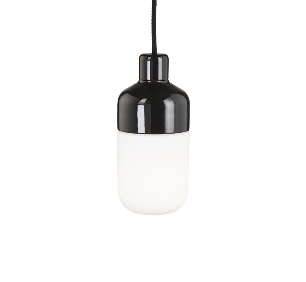 Ohm Pendelleuchte Porzellan 100/215 schwarz matt opal | Ifö Electric