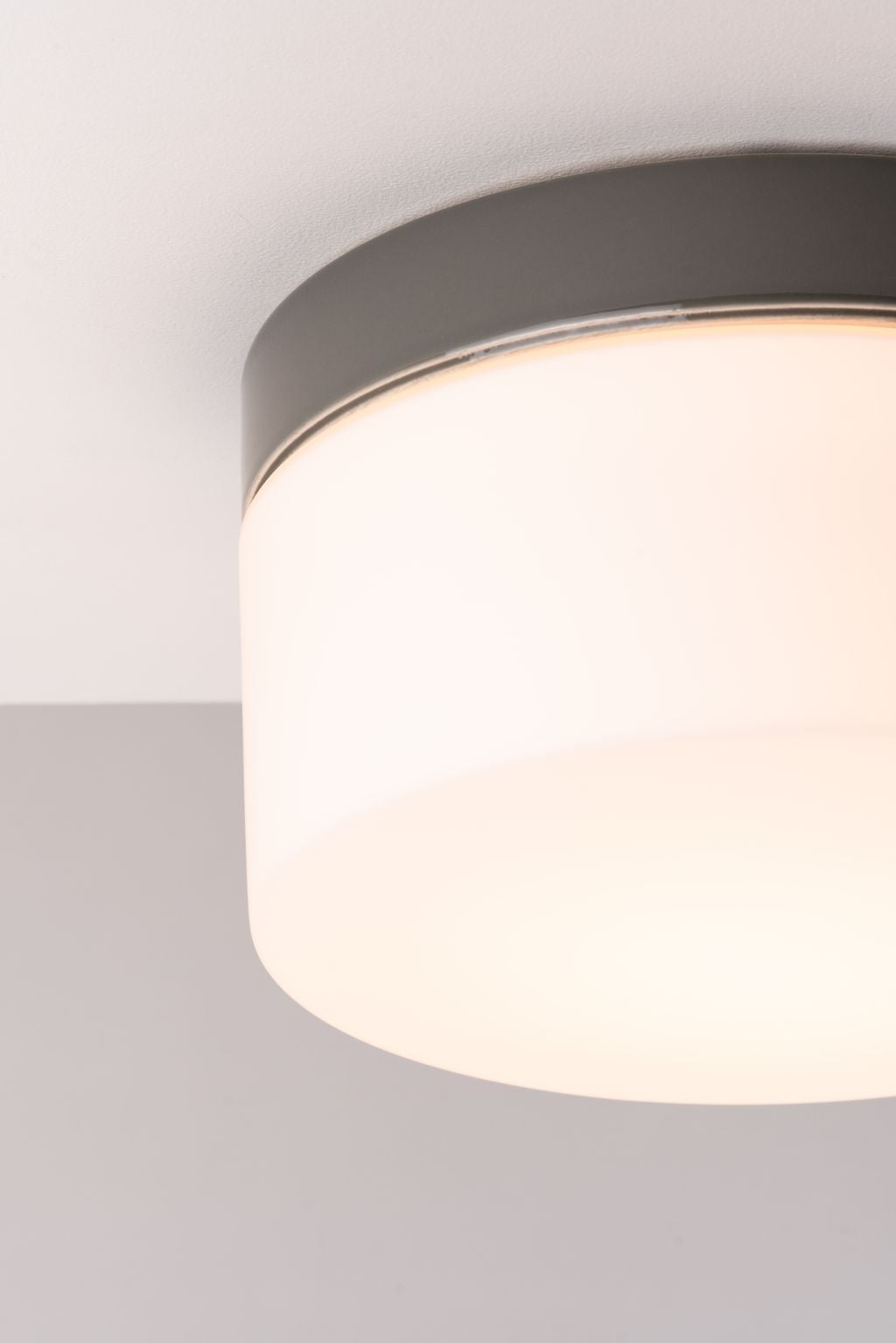 Opus 220/140 Porzellan Wand-/Deckenleuchte E27 matt opal Ø 184mm IP44 | Ifö Electric grau