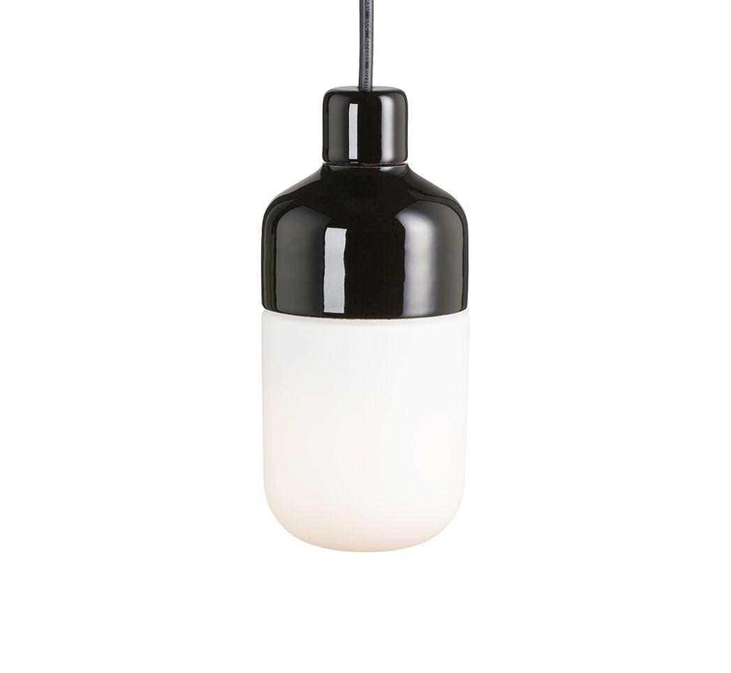 Ohm Pendelleuchte Porzellan 100/215 Outdoor schwarz matt opal | Ifö Electric