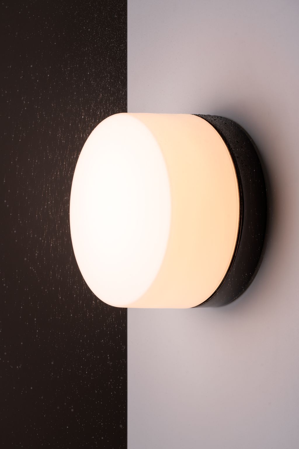 Opus 220/140 Porzellan Wand-/Deckenleuchte E27 matt opal Ø 184mm IP44 | Ifö Electric