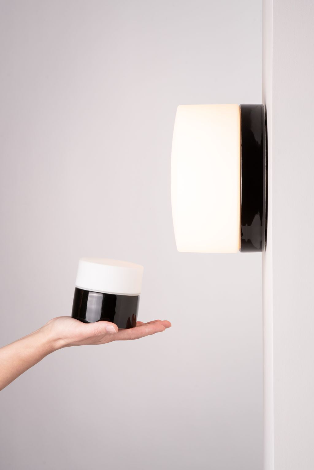 Opus 220/140 Porzellan Wand-/Deckenleuchte E27 matt opal Ø 184mm IP44 | Ifö Electric schwarz