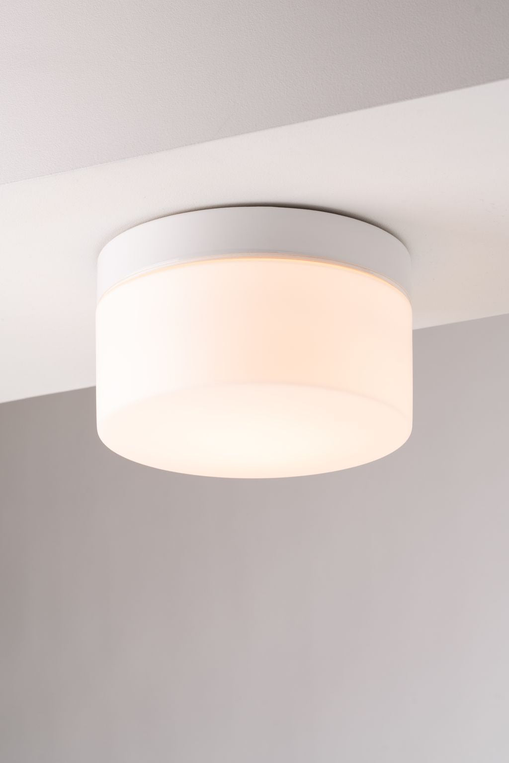 Opus 220/140 Porzellan Wand-/Deckenleuchte E27 matt opal Ø 184mm IP44 | Ifö Electric weiss
