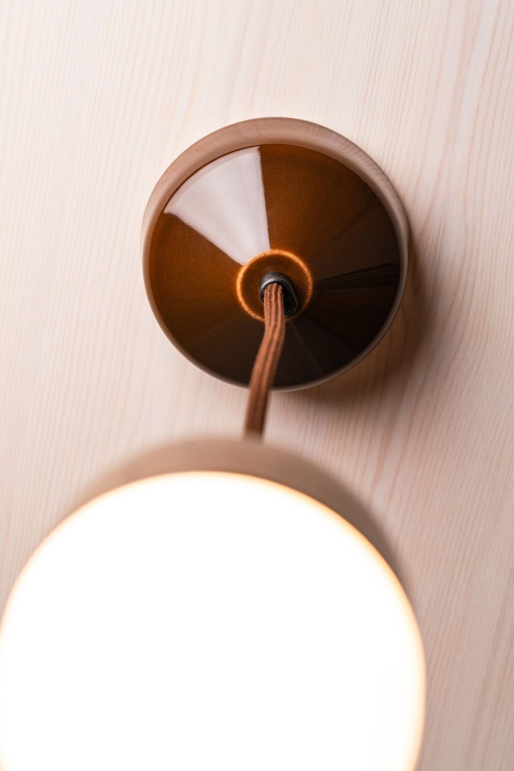 Suspension Ohm porcelaine 100/215 Led 3000K opale mate IP44 | Ifö Électrique 