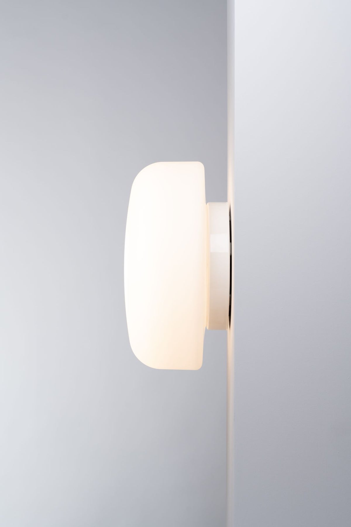 Ifö Electric Solenne 360/175 LED DALI 3000K in weissem Porzellan mit matt opalem Glas, IP44 für Innen und Aussen, Ø360mm, 17W DALI dimmbar, von Kauppi & Kauppi designed