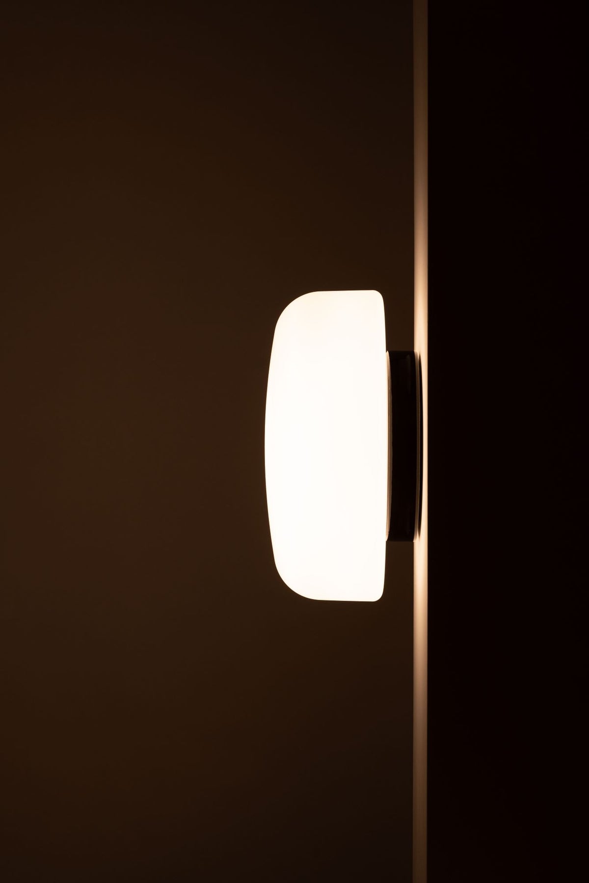 Solenne 360/175 LED DALI Ifö Electric in Wohnambiente montiert – DALI-gesteuertes 3000K Licht durch matt opales Glas, IP44 Schutzklasse, Ø360mm, skandinavisches Design