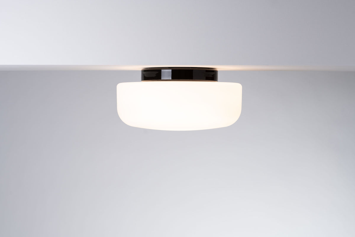 Solenne 360/175 LED DALI Ifö Electric in Wohnambiente montiert – DALI-gesteuertes 3000K Licht durch matt opales Glas, IP44 Schutzklasse, Ø360mm, skandinavisches Design