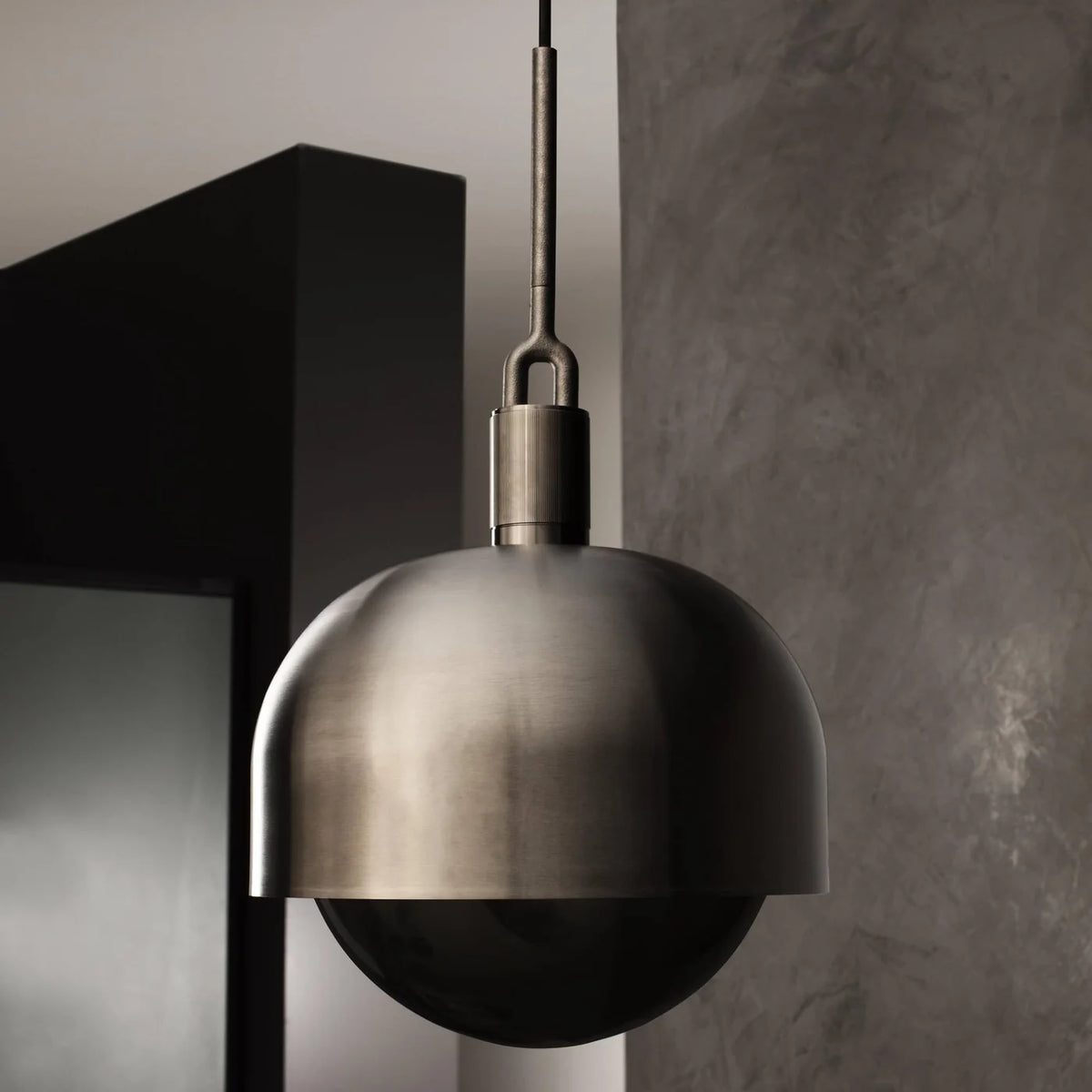 Buster + Punch Forked Pendant Medium in Gun Metal mit Rauchglas-Globus und Metallschirm