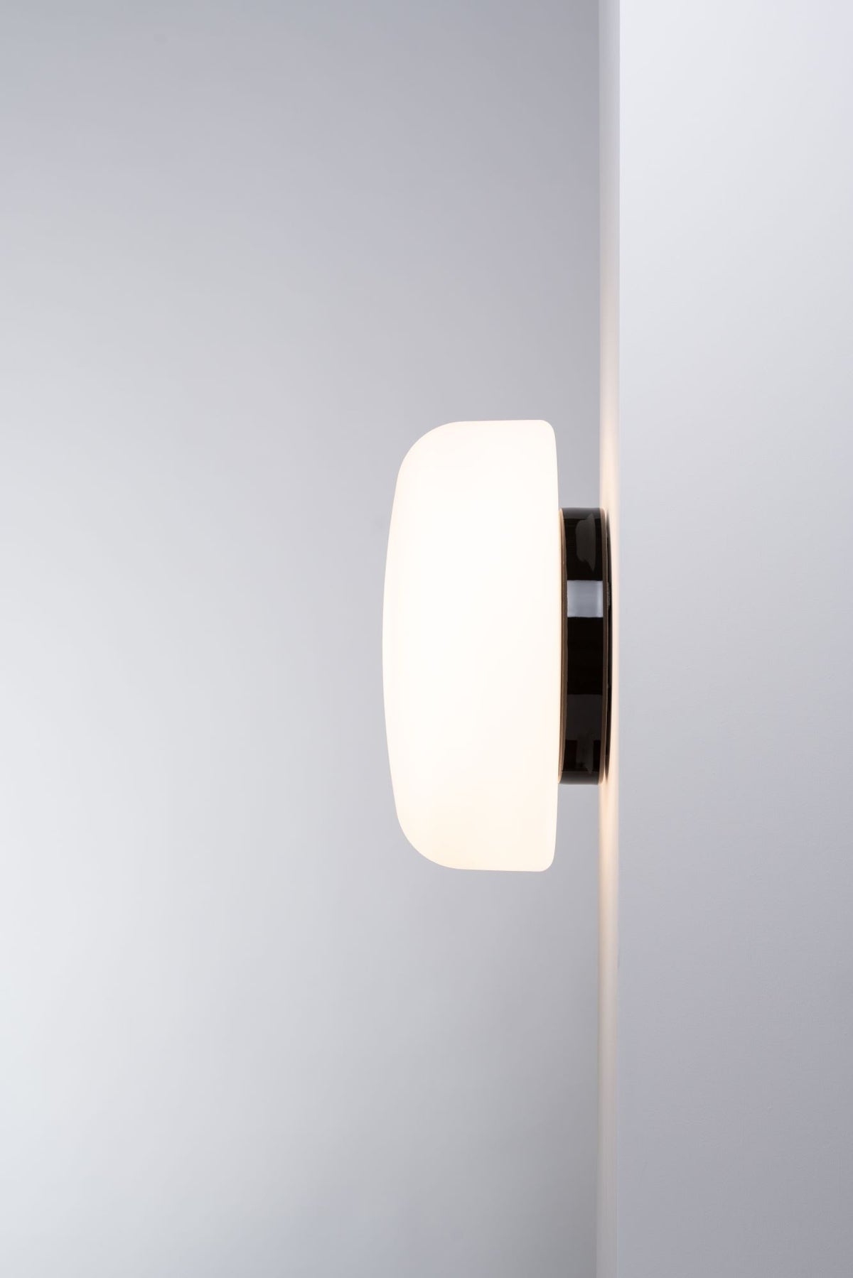 Ifö Electric Solenne 360/175 LED DALI 3000K in schwarzem Porzellan mit matt opalem Glas, IP44 für Innen und Aussen, Ø360mm, 17W DALI dimmbar, von Kauppi & Kauppi designed an Wand montiert