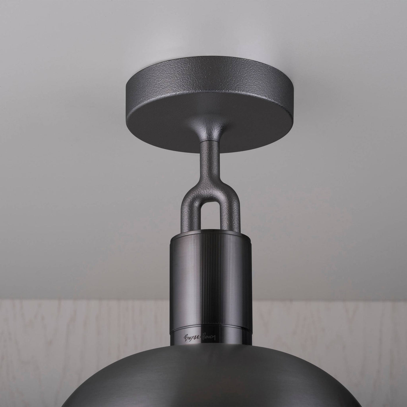 Buster + Punch Forked Deckenleuchte, Gun Metal mit Linear-Rändelung und Metallschirm im Detail
