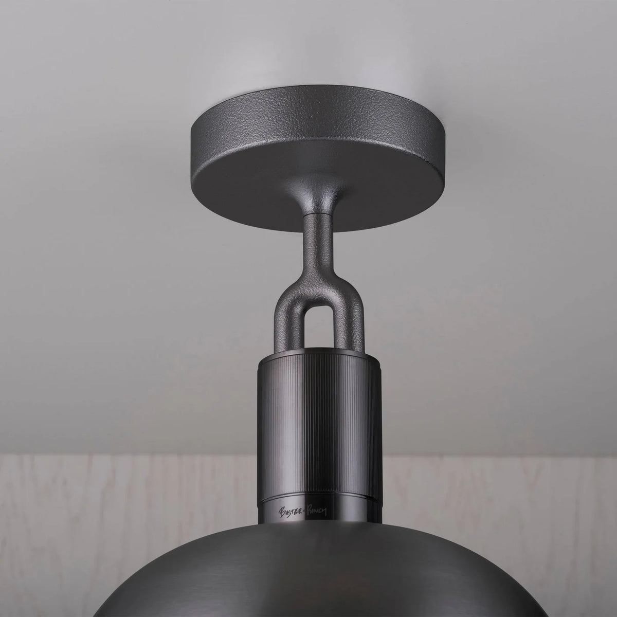 Buster + Punch Forked Deckenleuchte, Gun Metal mit Linear-Rändelung und Metallschirm im Detail

