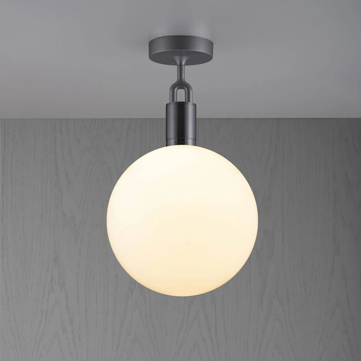 Buster + Punch Forked Deckenleuchte Gross in Gun Metal mit Opalglas-Glocke