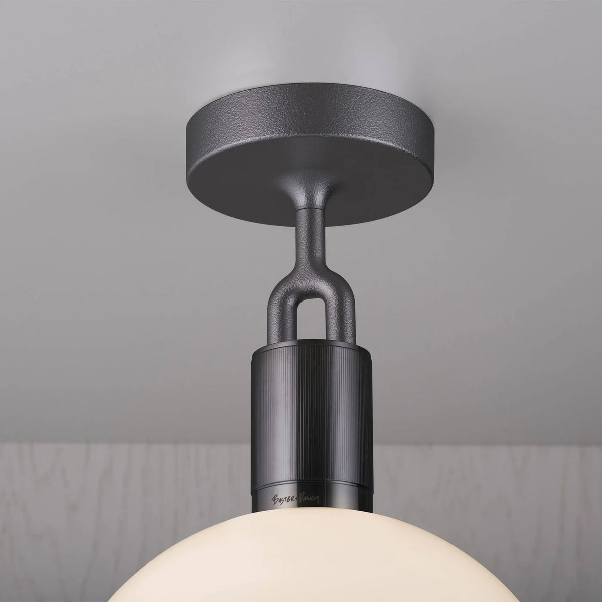 Buster + Punch Forked Deckenleuchte Gross in Gun Metal mit Opalglas-Glocke