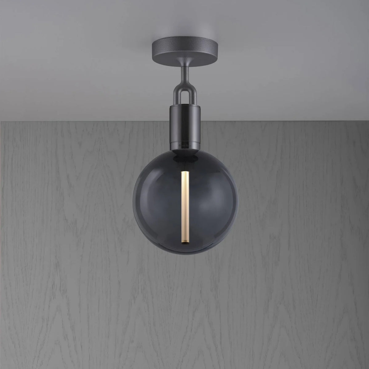Buster + Punch Forked Deckenleuchte in Gun Metal mit Rauchglas-Globus