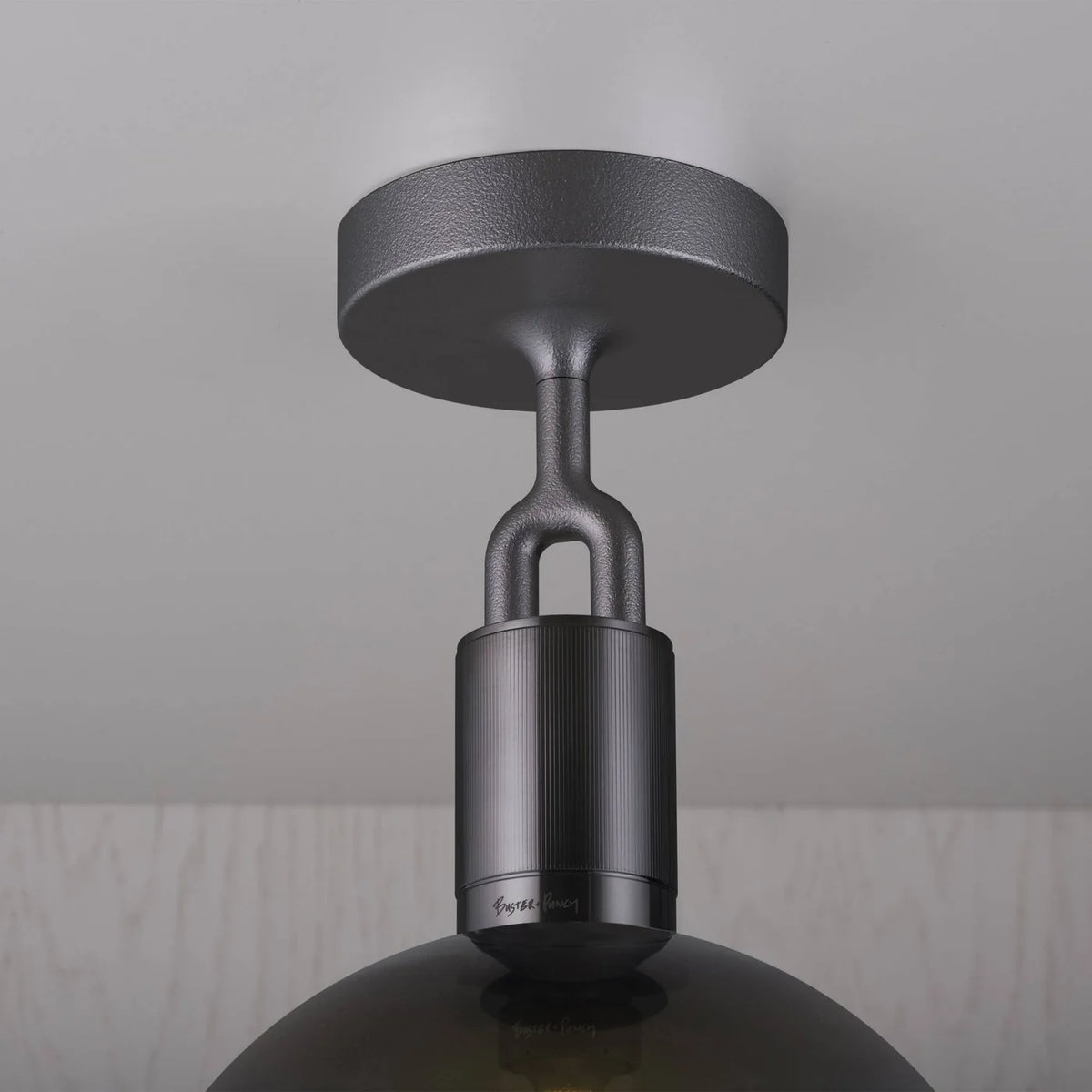 Buster + Punch Forked Deckenleuchte in Gun Metal mit Rauchglas-Globus