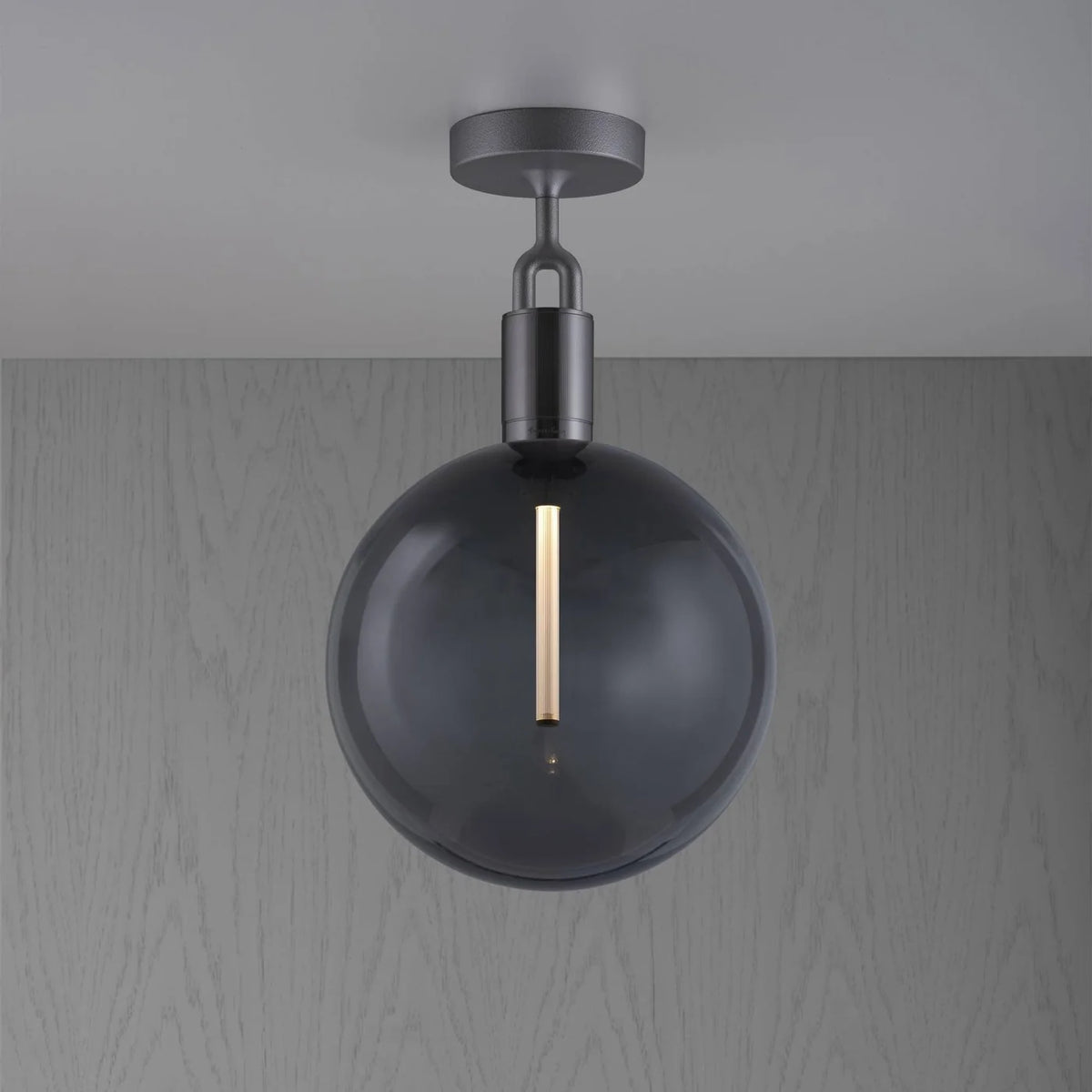 Buster + Punch Forked Deckenleuchte Gross in Gun Metal mit Rauchglas-Glocke