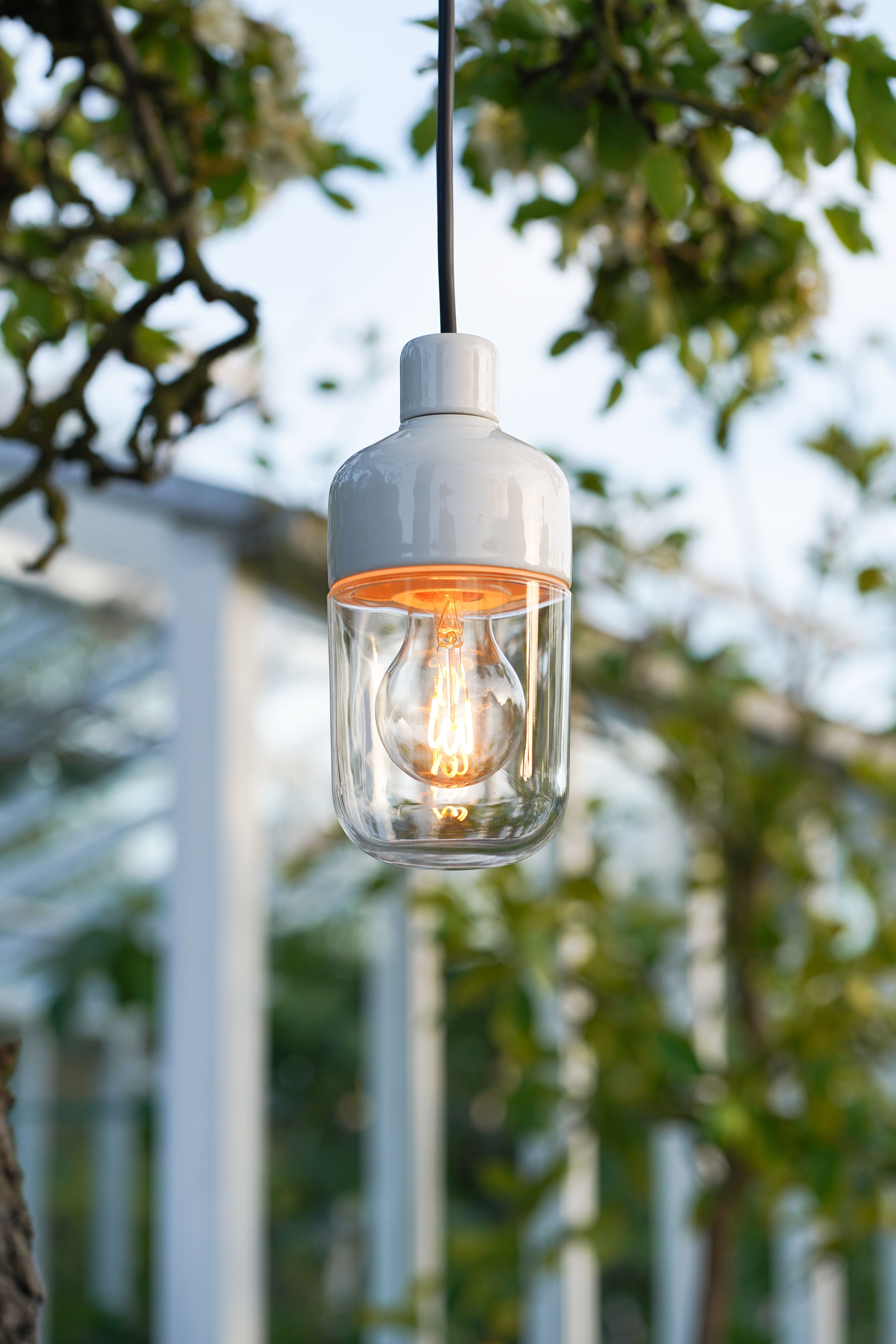 Ohm Pendelleuchte Porzellan 100/215 Outdoor weiss Klarglas, von Baum hängend | Ifö Electric