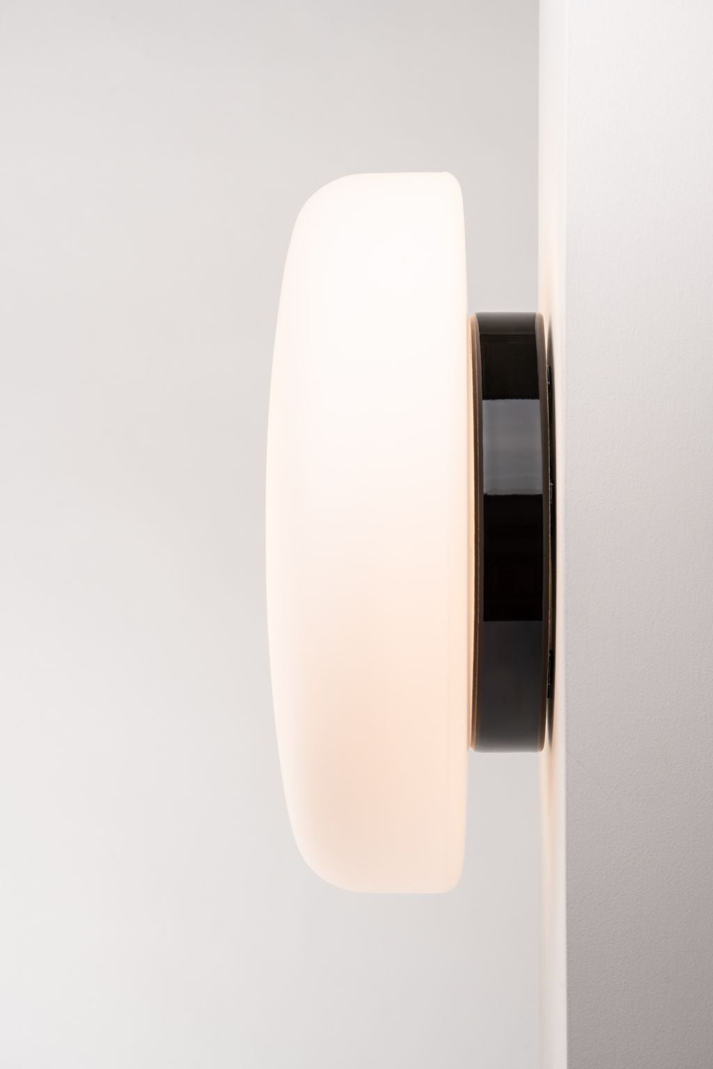 Solenne 360/140 diffuses warmweisses Licht 3000K DALI dimmbar matt-opales Glas schwarz Innenraum