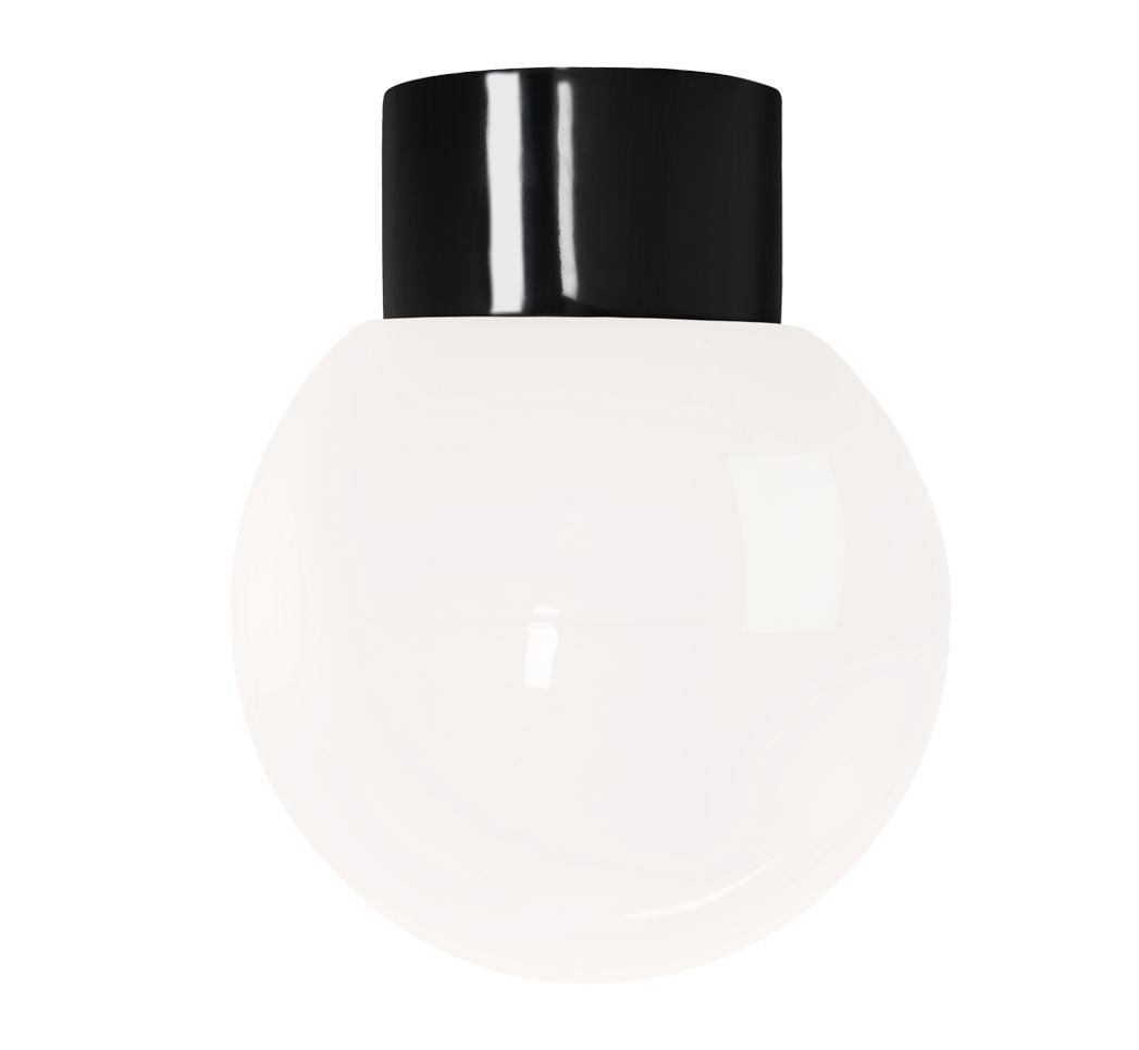 Classic Globe 180 Wandleuchte mit geradem Sockel von Ifö Electric – schwarzer Porzellansockel mit glänzend opalem Glas