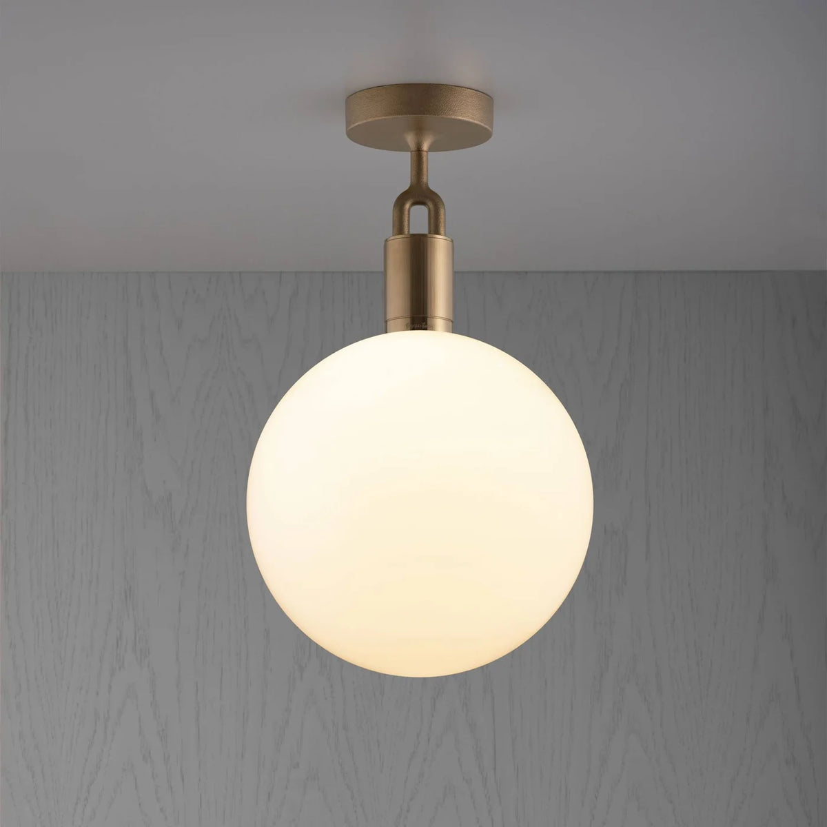 Buster + Punch Forked Deckenleuchte Gross in Messing mit Opalglas-Glocke